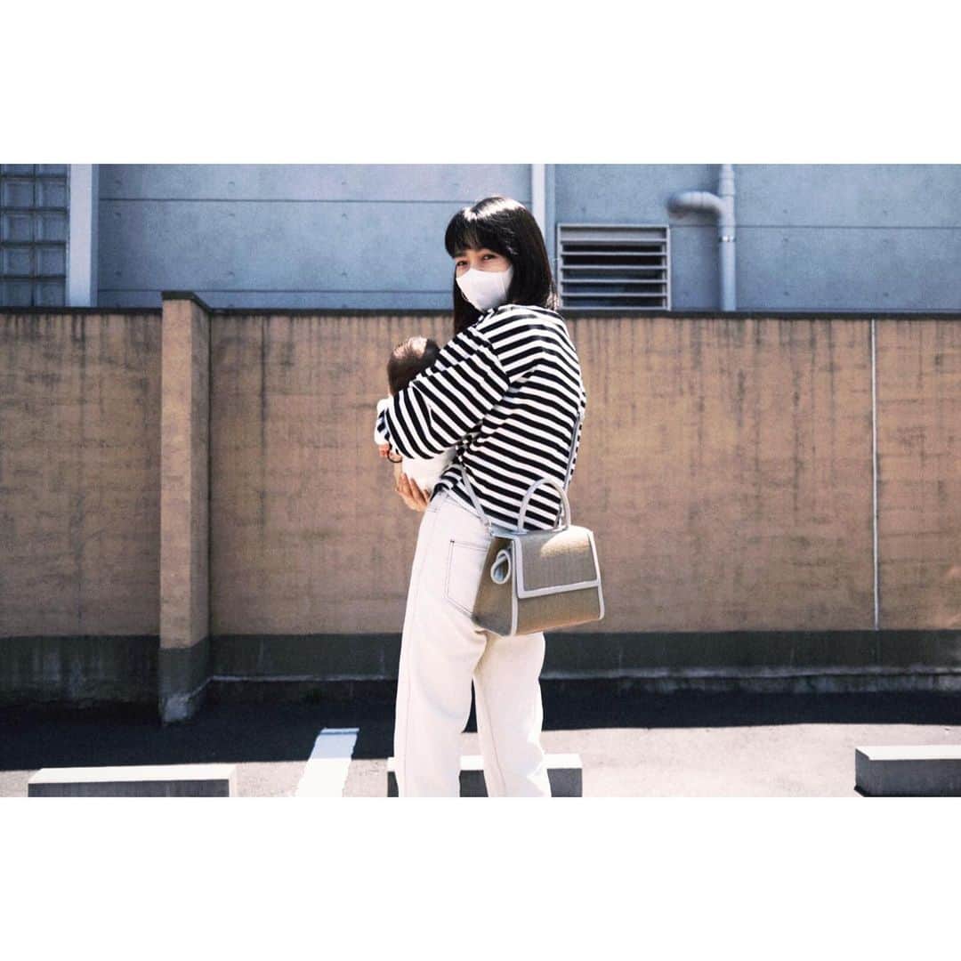権藤朱実さんのインスタグラム写真 - (権藤朱実Instagram)「. ずっと使いたかったアイテムたちをやっと身につけて！ ご近所をサクッと散歩♪ そんなおろしたてのお気に入りな真っ白デニムに・・・ 息子のうんちが滴りました🤣 溢れる程もりもり出て良かったね✨ 自分で出せて偉かったね✨ そんな面白い思い出が増えた日♡ #Japan #Tokyo #photo #fashion #janesmith #vasic #thankyou →@jane____smith @vasic_japan  #ジェーンスミス #ヴァシック #私と息子の自由時間 #息子 #ママ #家族 #model #satorujapan #akemigondo  #モデル #サトルジャパン #権藤朱実 →@satorujapan_official @akemigondo ☑︎プロフィールのリンクにて、blog更新中！ My blog『ake photo』 →http://ameblo.jp/akemi-gondo/」5月15日 16時02分 - akemigondo