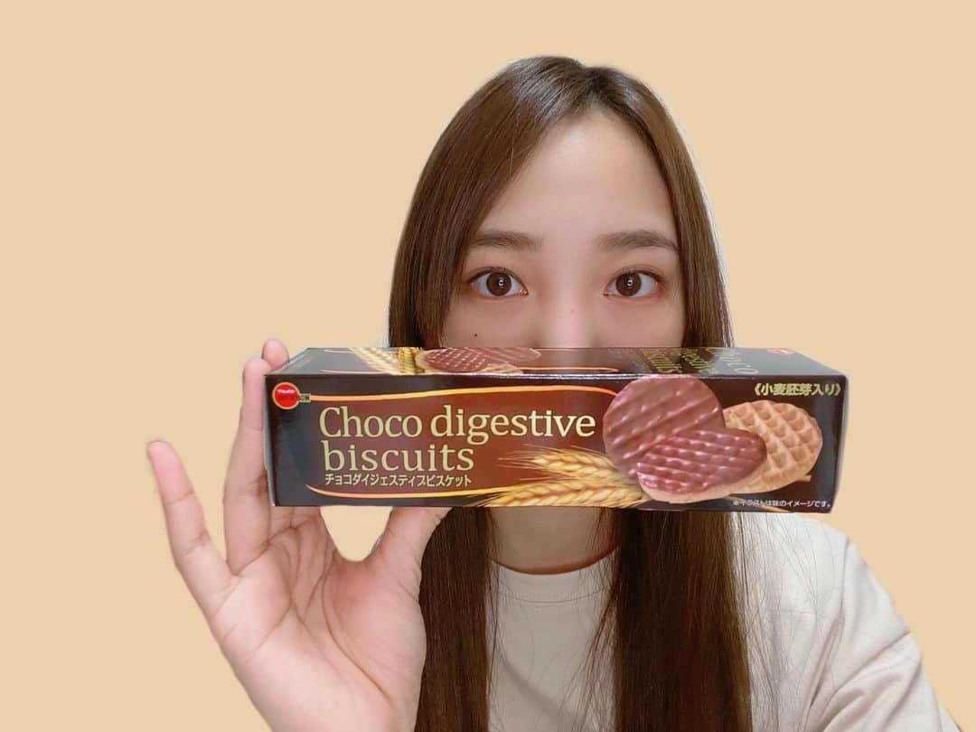 飯窪春菜のインスタグラム：「🍪🍫🍪 ・ ・ すーーーーっごく好きなチョコビス☺️ 妹がこのチョコダイジェスティブビスケットを買ってきてくれて嬉しすぎました🥳♥️ 友達とのzoomのお供にしました〜😉🍫 ・ ・ ・ #チョコビスケット  #ダイジェスティブビスケット  #ブルボン  #おやつ  #みなさんの #お気に入りのおやつはなんですか ？ #はるなの毎日  #飯窪ってる」