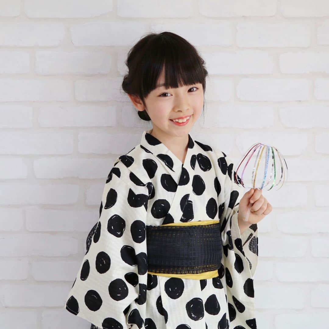 のインスタグラム：「5/15 ・ 毎年楽しみにしていた 8月の仙台七夕🎋 ・ 今年は早々に中止が決断されてしまったので… ・ ・ もうこうなったら浴衣を普段着にしてやる！！ と思ったら ・ 去年バースデイで買った この浴衣 ・ 2wayでワンピースになるやつだった✌️👘 ・ ・ ・ ということで 少しでもお祭り気分を味わいたくて ・ 割れないシャボン玉？ レインボースティック？ ・ 作ってみました☺️ ・ ・ 本物はもちろんもっと綺麗だし 某Amaz◯nで 1000円超えで売ってるんだけど← ・ 我が家はこれで十分☺️👌 ・ ・ めちゃくちゃ楽しいから みんなも是非作ってみてね🥰 ・ ・ ・ ・ #レインボースティック#割れないシャボン玉」