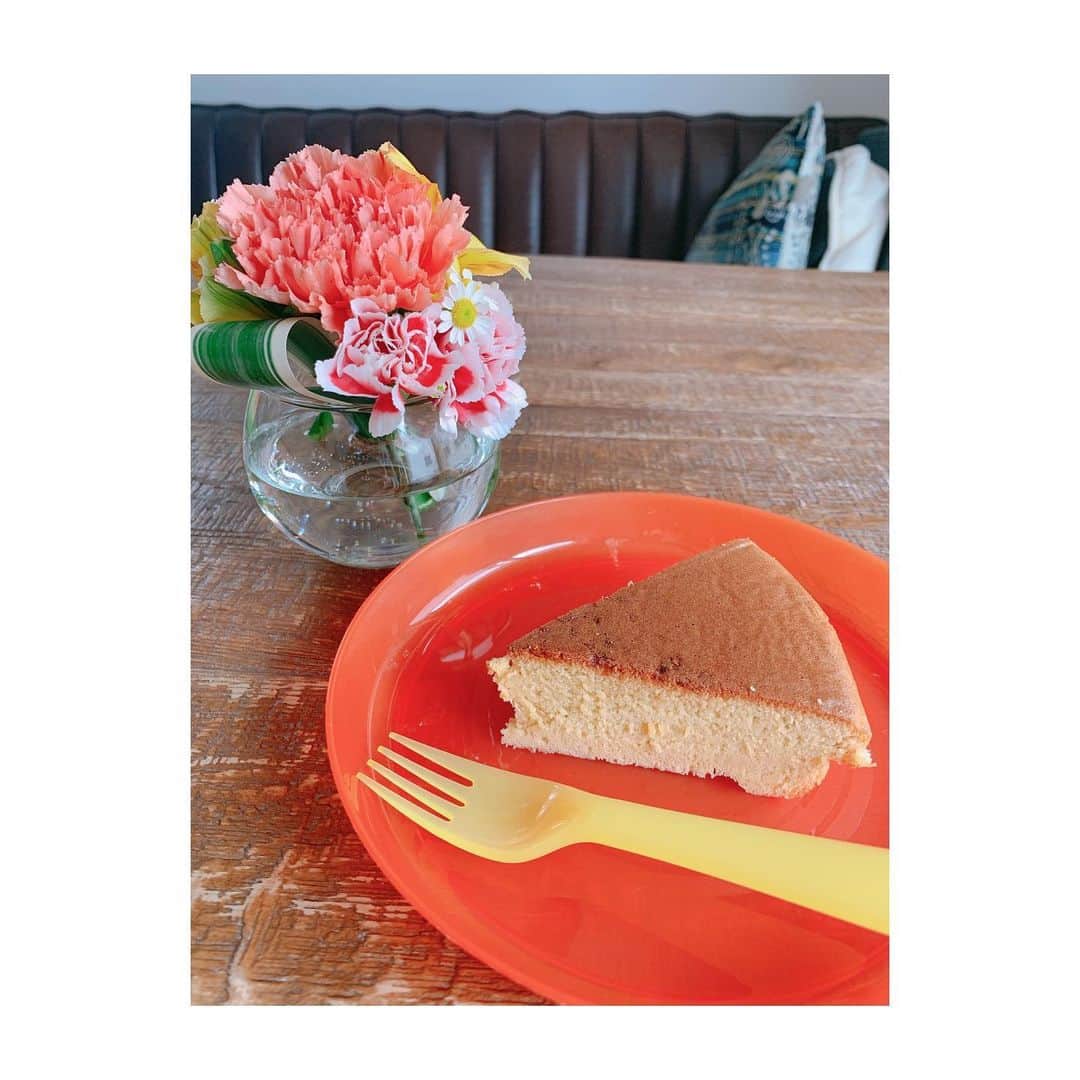 若林翔子のインスタグラム：「. . カステラ焼いたよ〜！ @mikishi7283 さんのレシピで😍  ふわふわもちもちで最高🥰🥰🥰 . . #カステラ  #手作り　 #ご飯とお菓子ばっかり作ってる」