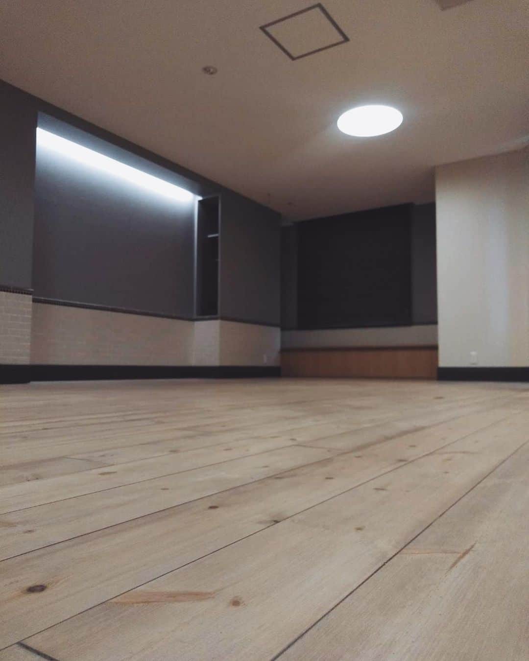 菊地舞美さんのインスタグラム写真 - (菊地舞美Instagram)「💡﻿ ______________________________﻿ ﻿ 定禅寺サロンは、ライティングにこだわりました💡﻿ ﻿ ﻿ ﻿ 仰向けになることが多いので、目を瞑ったときに光が点として残らないライト﻿ ﻿ ﻿ 夜モードの時のライト﻿ ﻿ ﻿ スクールやセミナーの時のライト﻿ ﻿ ﻿ 一人の時のライト（しんみりモード。笑）﻿ ﻿ ﻿ ﻿ 「今日はロンリネスモードでお願いします！」﻿ というリクエストにもお答えできます😗笑﻿ ﻿ ﻿ ______________________________﻿ #reborn_sendai #新生REborn ﻿ #tomdixon #floslighting #照明　#ライティング　#artworkstudio」5月15日 16時16分 - maimi_kikuchi_reborn