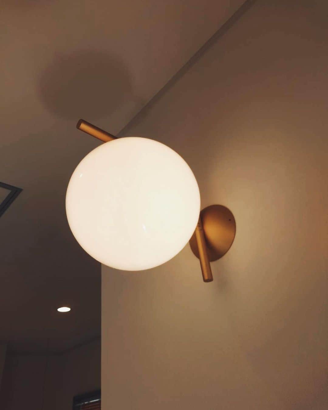 菊地舞美さんのインスタグラム写真 - (菊地舞美Instagram)「💡﻿ ______________________________﻿ ﻿ 定禅寺サロンは、ライティングにこだわりました💡﻿ ﻿ ﻿ ﻿ 仰向けになることが多いので、目を瞑ったときに光が点として残らないライト﻿ ﻿ ﻿ 夜モードの時のライト﻿ ﻿ ﻿ スクールやセミナーの時のライト﻿ ﻿ ﻿ 一人の時のライト（しんみりモード。笑）﻿ ﻿ ﻿ ﻿ 「今日はロンリネスモードでお願いします！」﻿ というリクエストにもお答えできます😗笑﻿ ﻿ ﻿ ______________________________﻿ #reborn_sendai #新生REborn ﻿ #tomdixon #floslighting #照明　#ライティング　#artworkstudio」5月15日 16時16分 - maimi_kikuchi_reborn