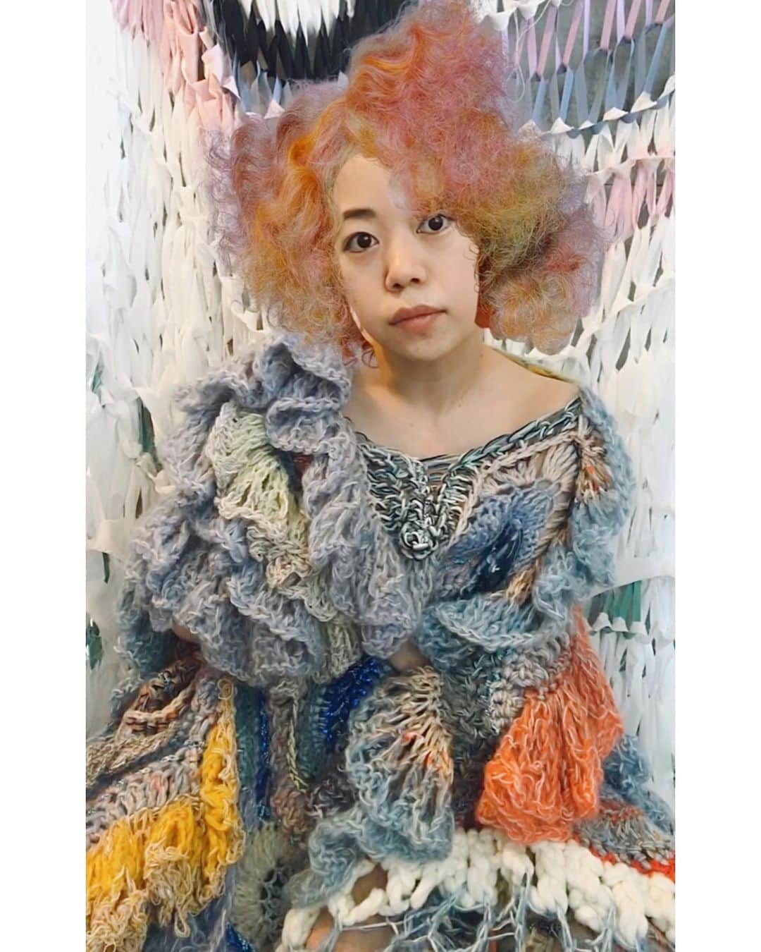 蓮沼千紘さんのインスタグラム写真 - (蓮沼千紘Instagram)「PERSONAS by Tomihiro Kono. . . @tomikono_wig  Transformation is Beautiful. . . とみさんの作品をストーリーのフィルターで私の作品と共に本気で実装、ポートレートを撮りました。 .  ヘアデザインの違いにより変わる表情。 作品集を見ても思ったのですが、 憑依する感じ。 ぜひ皆様もトランスフォーメーションしてみてください。 新たな発見があると思います。  私も改めて自分の作品を纏い思うことがたくさんありました。  #tomihirokono  #PERSONAS111 #fancywig #hairdesign #artwork #handwork #knit #handknit  #aneddy  #stayhome #selfshooting」5月15日 16時17分 - knitchihiro
