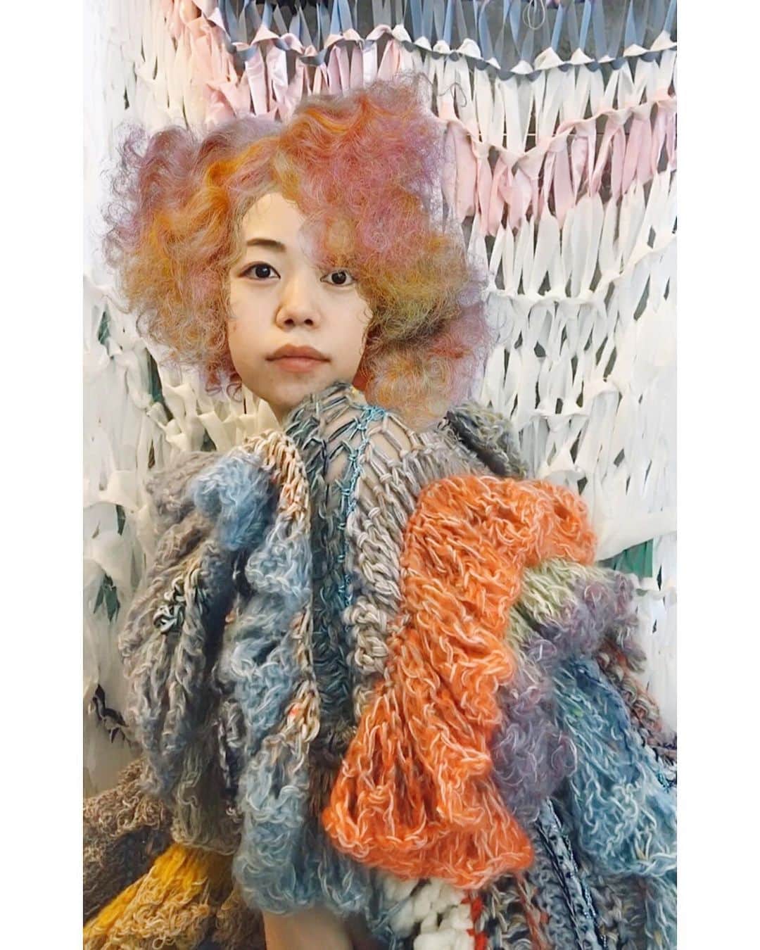 蓮沼千紘さんのインスタグラム写真 - (蓮沼千紘Instagram)「PERSONAS by Tomihiro Kono. . . @tomikono_wig  Transformation is Beautiful. . . とみさんの作品をストーリーのフィルターで私の作品と共に本気で実装、ポートレートを撮りました。 .  ヘアデザインの違いにより変わる表情。 作品集を見ても思ったのですが、 憑依する感じ。 ぜひ皆様もトランスフォーメーションしてみてください。 新たな発見があると思います。  私も改めて自分の作品を纏い思うことがたくさんありました。  #tomihirokono  #PERSONAS111 #fancywig #hairdesign #artwork #handwork #knit #handknit  #aneddy  #stayhome #selfshooting」5月15日 16時17分 - knitchihiro