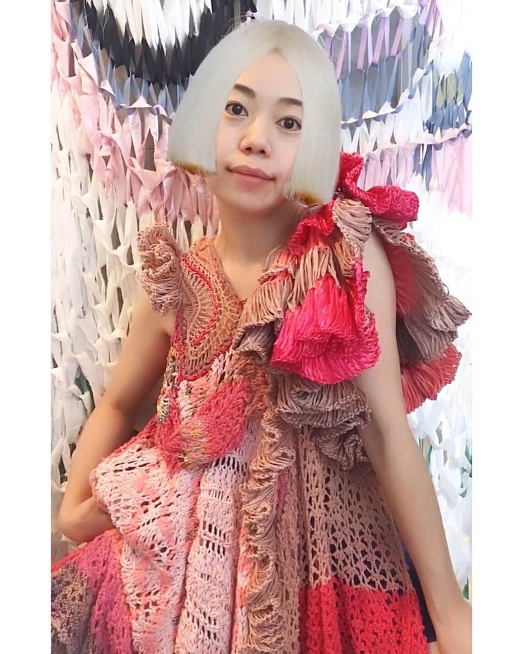 蓮沼千紘さんのインスタグラム写真 - (蓮沼千紘Instagram)「PERSONAS by Tomihiro Kono. . . @tomikono_wig  Transformation is Beautiful. . . とみさんの作品をストーリーのフィルターで私の作品と共に本気で実装、ポートレートを撮りました。 .  ヘアデザインの違いにより変わる表情。 作品集を見ても思ったのですが、 憑依する感じ。 ぜひ皆様もトランスフォーメーションしてみてください。 新たな発見があると思います。  私も改めて自分の作品を纏い思うことがたくさんありました。  #tomihirokono  #PERSONAS111 #fancywig #hairdesign #artwork #handwork #knit #handknit  #aneddy #stayhome #selfshooting」5月15日 16時20分 - knitchihiro