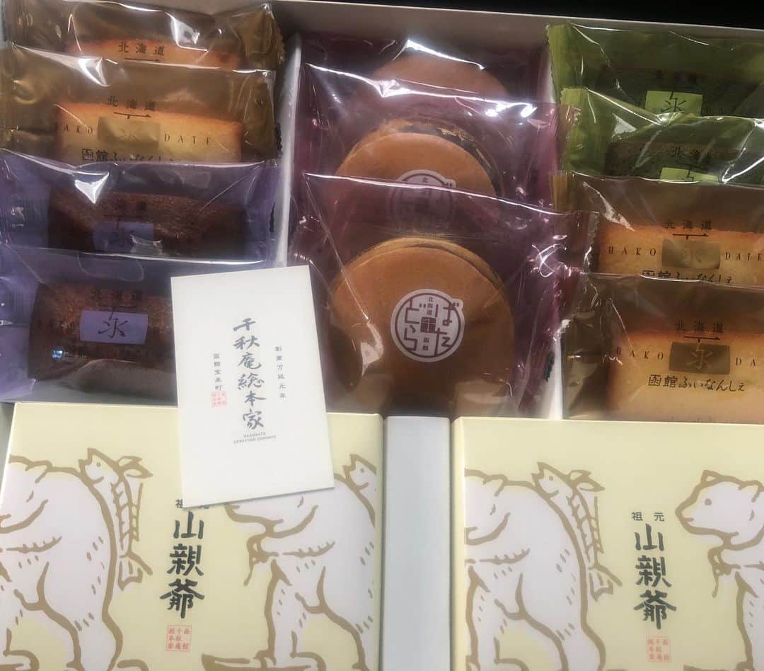 福島和可菜さんのインスタグラム写真 - (福島和可菜Instagram)「今日は朝から事務所😊 また撮影しておりました😆  事務所に行ったら…地元函館の千秋庵総本家さんからお菓子が…‼️‼️‼️ 何を食べても本当に美味しいお菓子屋さんです🤤  嬉し過ぎるー😭😭😭😭😭 今年は、函館マラソンも中止になり、他にも参加予定だったイベントも全て中止になってしまいました😭  今年は函館に行ける… 帰れる機会はあるかなぁ❓  地元を思い出しながら、皆様と美味しくいただきます😋  #in #事務所 #換気 #perfect #地元 #北海道 #函館 #hokkaido #hakodate #お菓子 #千秋庵 #千秋庵総本家 #いただきます #感謝 #ありがとうございます #嬉しい #happy #楽しみ #マラソン #走りたい #おやつ #love #running #元気 #😋 #🤤 #🥰 #😍 #❤️ #✨」5月15日 16時29分 - fukushimawakana