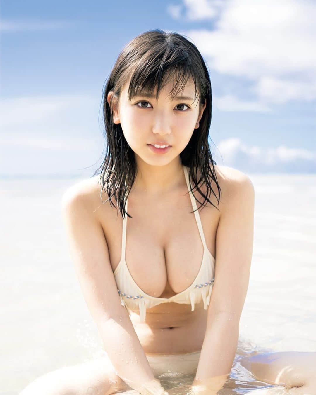 週刊少年マガジンのインスタグラム：「発売中の #週刊少年マガジン 24号の巻頭グラビアは #沢口愛華 さん。 未公開のアザーカットを届け！  撮影 / YOROKOBI スタイリング / 田中あゆ美 ヘアメイク / スミホシナ デザイン / 坂上和也（ banjo ）」