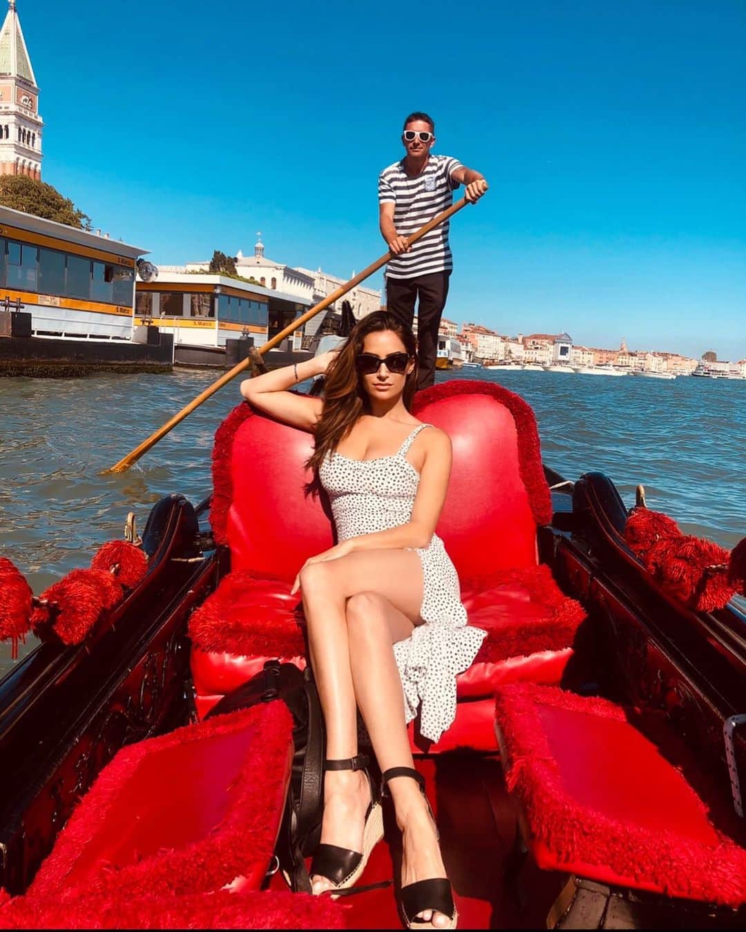 ドナ・フェルドマンのインスタグラム：「Sometimes you will never know the value of a moment until it becomes a memory . . months before this mess began I was exploring one of my favorite places on Earth. Hopeful we all get to create many more adventures and memories again sooner than later 🙏🏽 #venezia ❤️」