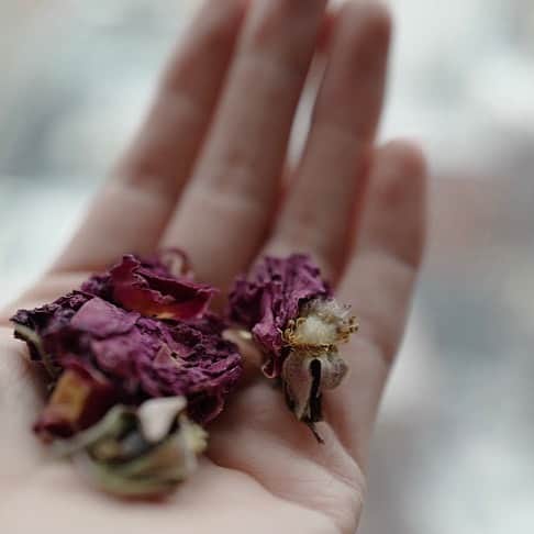 ニッキー・リードさんのインスタグラム写真 - (ニッキー・リードInstagram)「Rose petal tea, rose infused vinegar, rose scented bath bombs, what do you do with your dried flowers? Share some of your recipes and ideas below to feature in our Bayou letters...🌷」5月16日 3時21分 - nikkireed