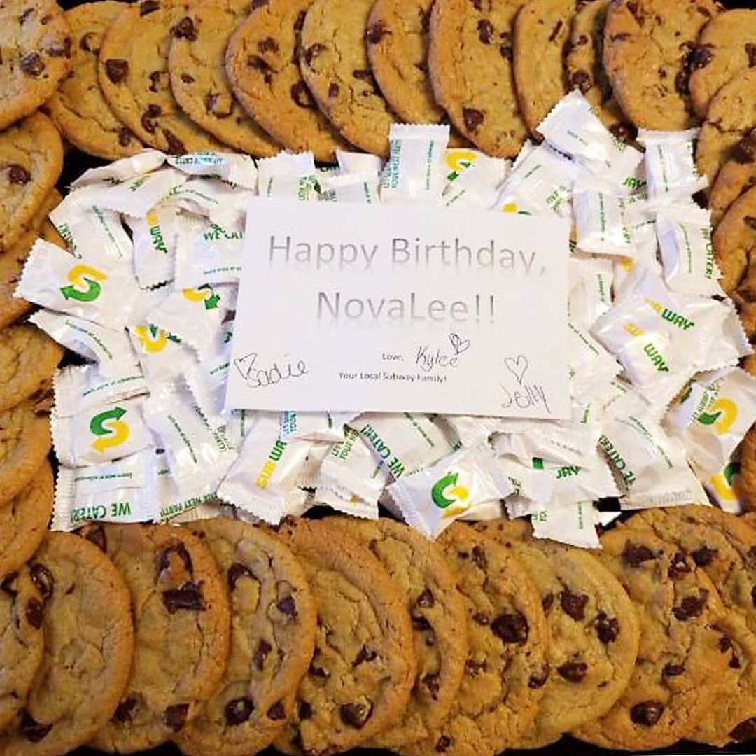 Official Subwayさんのインスタグラム写真 - (Official SubwayInstagram)「Cory St. Esprit heard that a local Subway fan had her birthday party cancelled, so he sent her some free 🍪🍪. That’s a feel-good birthday story for #FeelGoodFridays. 💚💛 #nationalchocolatechipday」5月16日 3時23分 - subway