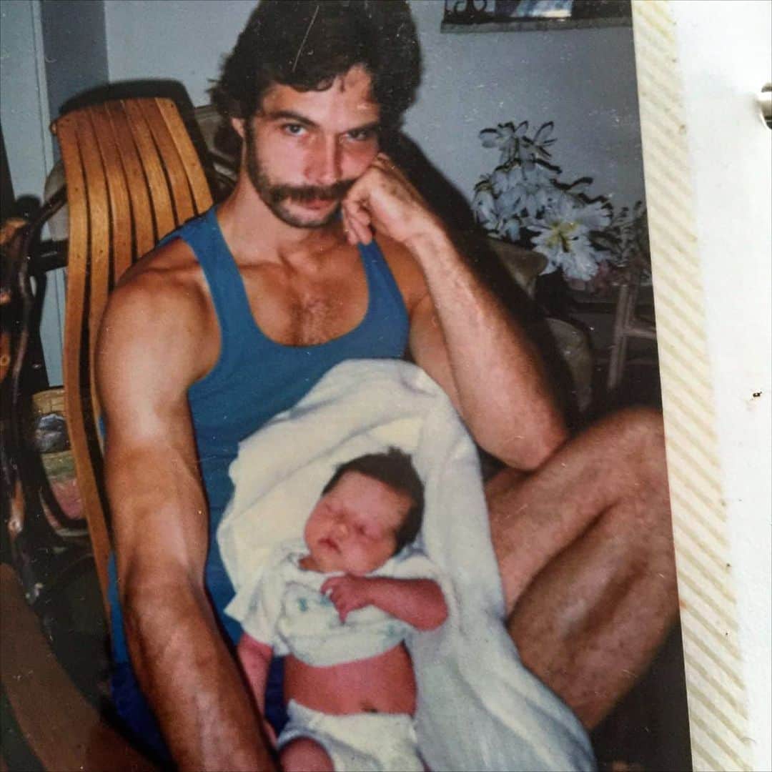アレクシス・ナップのインスタグラム：「Happy 66th birthday, Dashpa. Passed 15 years ago, when I was 15... & he was born on the 15th. That’s a lot of 1’s & 5’s today, Daddy, what you trying to say? Miss you every day. 💫😔♥️🧬⚡️」