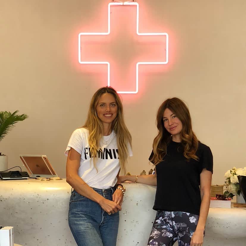 レイラニ・ビショップのインスタグラム：「Alright it’s happening IGTV Live on @botanicabazaar today Friday the 15th 11 am PST/ 2 pm EST..with this Jewel @jenacovello founder of @agentnateur ..we are going to talk new products, formulation, her motivation and she will personally walk us through the HOLI TRINITY application process which consists of her best sellers HOLI (c) HOLI (Water) and the HOLI (oil)  Can’t wait!! . ❣️❣️❣️❣️ . #igtv #agentnateur #botanicabazaar  #foundertalk」