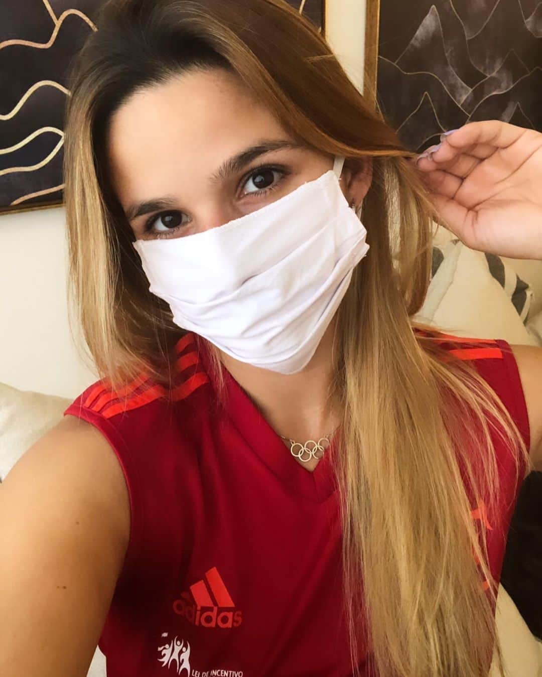 ジャジ・バルボサのインスタグラム：「Você já conhece o Vencendo Juntos? Nessa campanha estamos arrecadando cestas básicas para ajudar as pessoas a ficarem em casa, com comida e segurança. Protegendo os mais vulneráveis também protegemos nossos profissionais da saúde, verdadeiros heróis nesse momento. Eu já entrei para o time, e você? www.vencendojuntos.com.br ❤️」