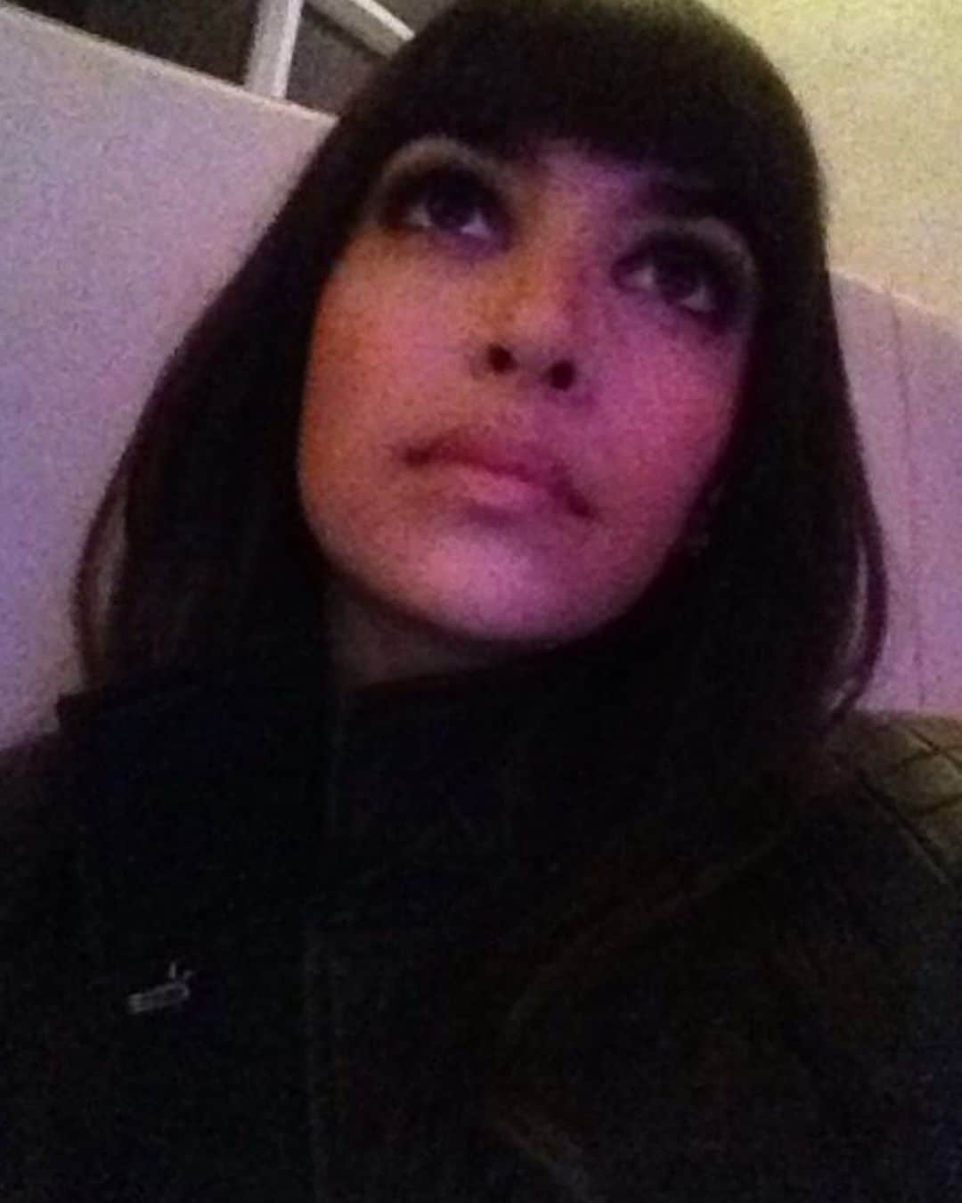 ハンナ・シモンのインスタグラム：「This is the only photo I took during the Prince episode of New Girl. I had been called to set and decided to hide in the back of the room because of all of the natural mayhem that occurs when you have a living legend just walking around. It was about 4 am and I was curled up in a corner behind slews of background actors who were waiting to shoot a big party scene and then the seas parted and Prince walked though and came and stood in front of me. He said “How are you?” And I replied like the sweet angel I am “I’M TIRED.” And he said “Well then tonight, I’ll dream for you.” He then evaporated and I took this photo.. hours later he reappeared and taught me to play ping pong and it became the beginning of one of the most unique lovely friendships I’ve ever had.」
