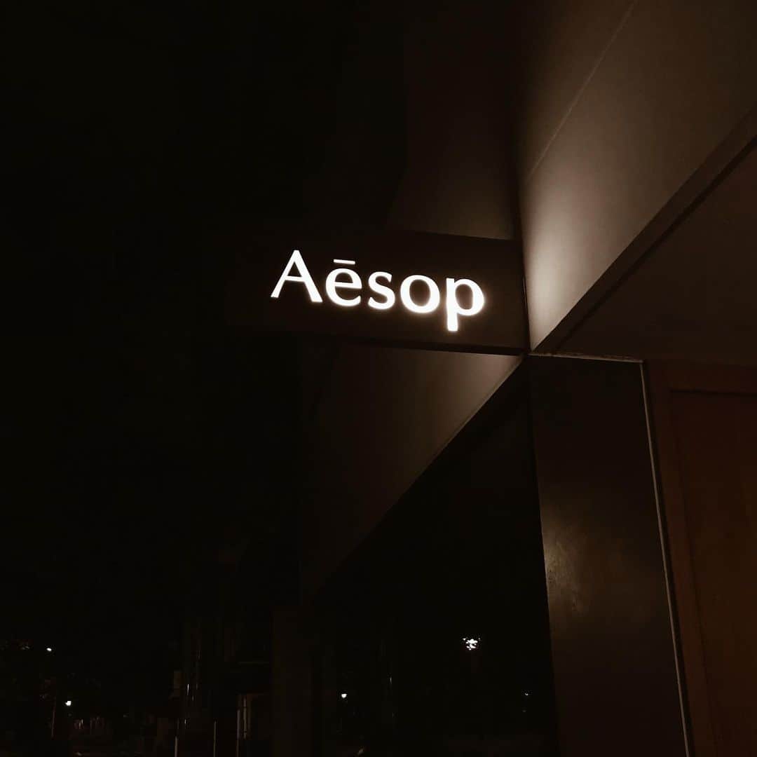 二瀬里子のインスタグラム：「いつから再開なのかなぁ🙄 #夜中の中目 #Aesop」