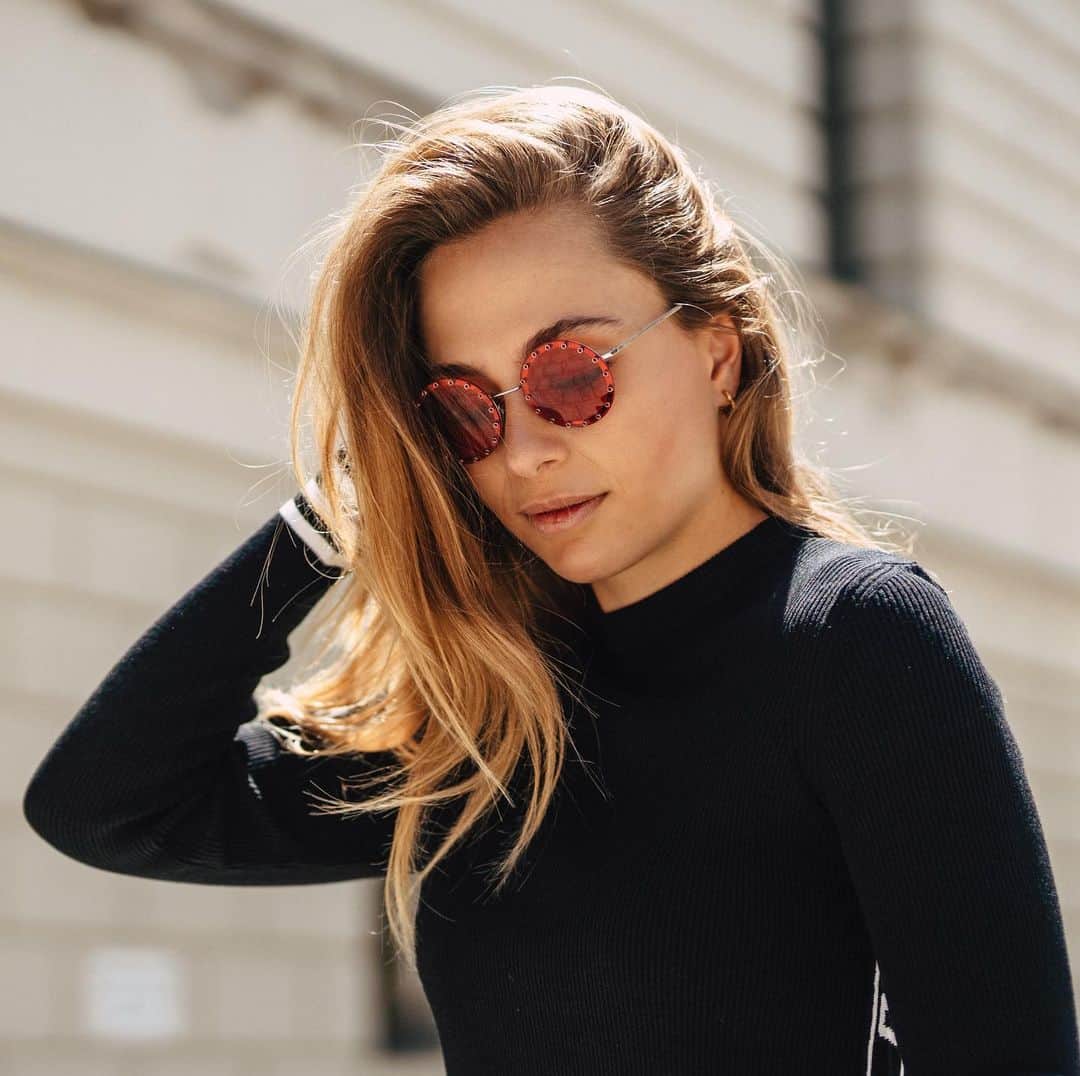 のインスタグラム：「Friday Feeling 💥 (in corona times)  Not so much to do right now on Fridays apart from sim driving, Netflix and chill 😛 What are you doing tonight? Anything special / different? || 📸 x @lukas.mueller || #sophia #sophia99 #racegirl #changeagent #motorsport #racing #munich #shooting」
