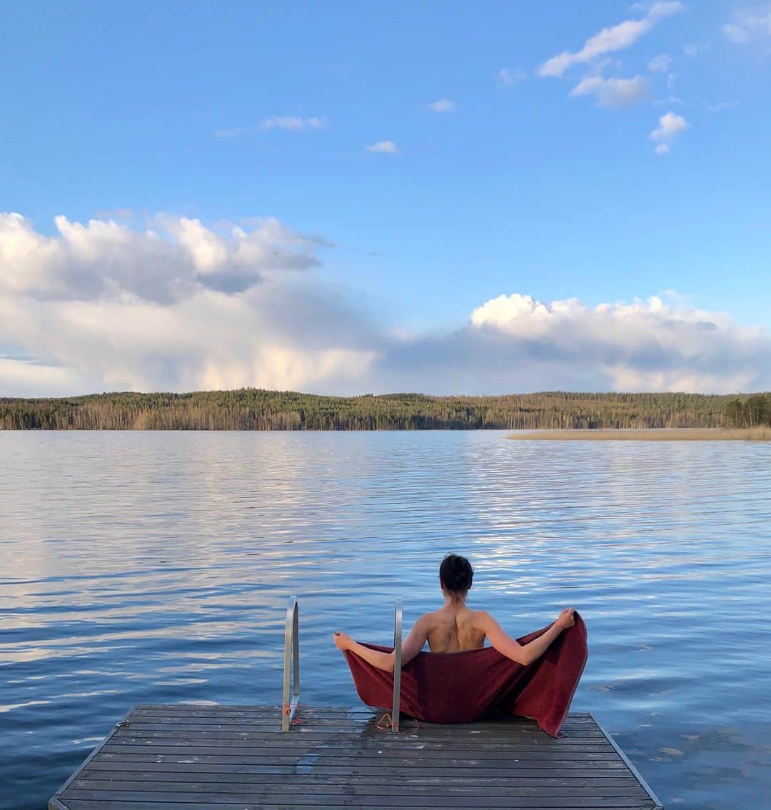 ラウラ・レピストのインスタグラム：「Oi Suomi mua ei haittaa yhtään että tänä kesänä ei matkusteta.💙🍃 . Myös tässä unelmoidaan miltä tuntuiskin asua joku päivä vielä meren tai järven rannalla..💭 . #mökki #suomi #finland #visitfinland #aamuuinti #kesä」