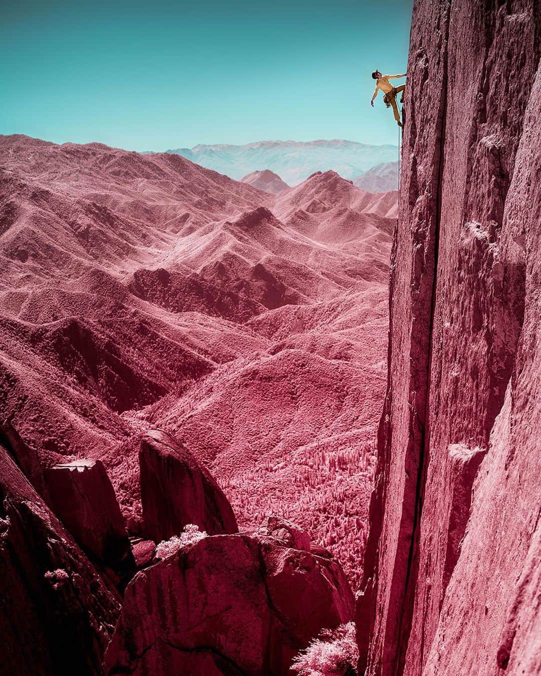マウンテンハードウェアのインスタグラム：「Sends and summits are still out there—we’ve got something to keep the daydreams going and your future plans in motion… (Link in bio.) Photo: @tedhesser.」