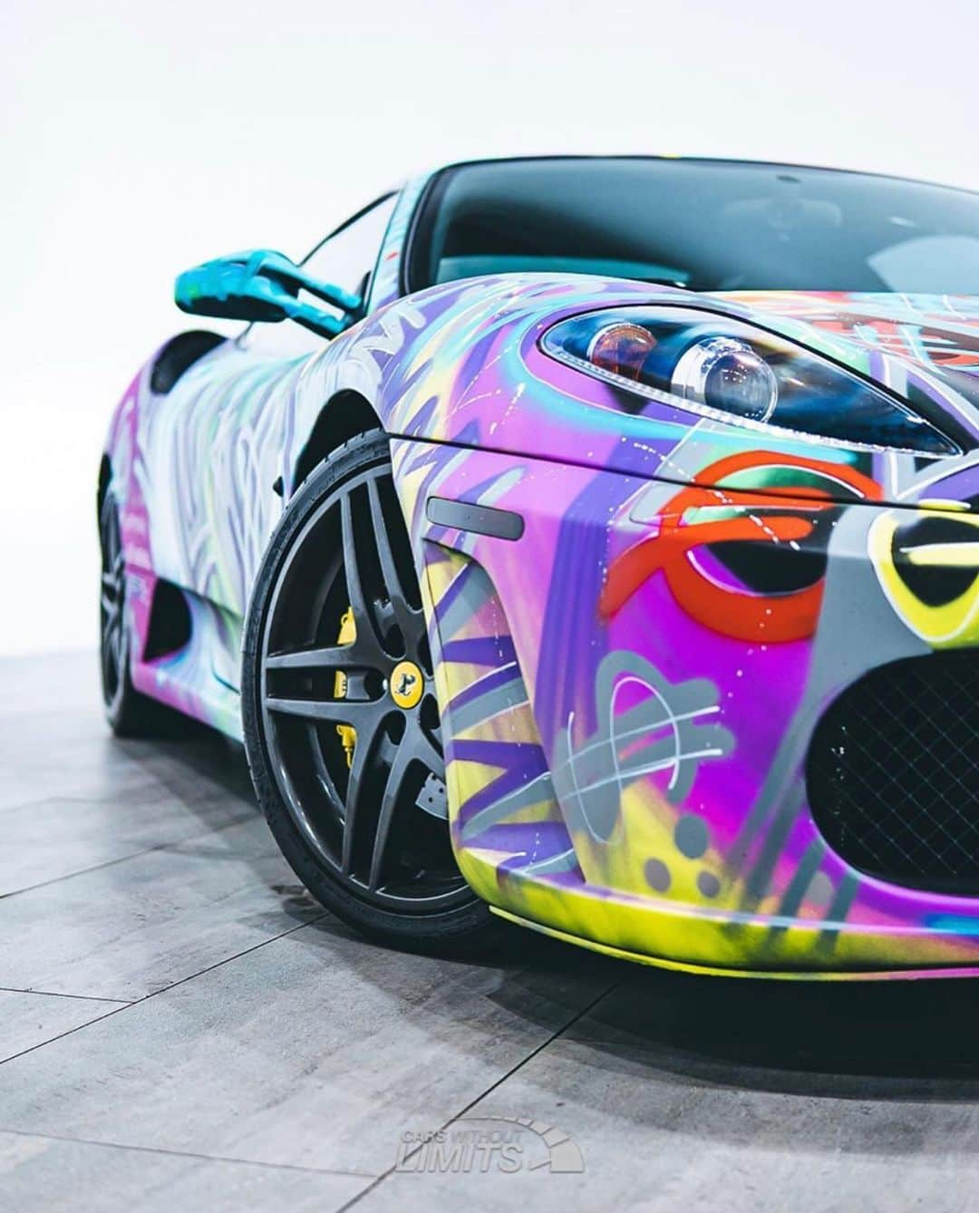 CarsWithoutLimitsさんのインスタグラム写真 - (CarsWithoutLimitsInstagram)「Taking creativity to the next level 🦄 Owner @amirsoura  Artist @diogosnow / @artbydsnow  Photo @maxparkesphoto  #carswithoutlimits #ferrari #f430」5月16日 2時25分 - carswithoutlimits