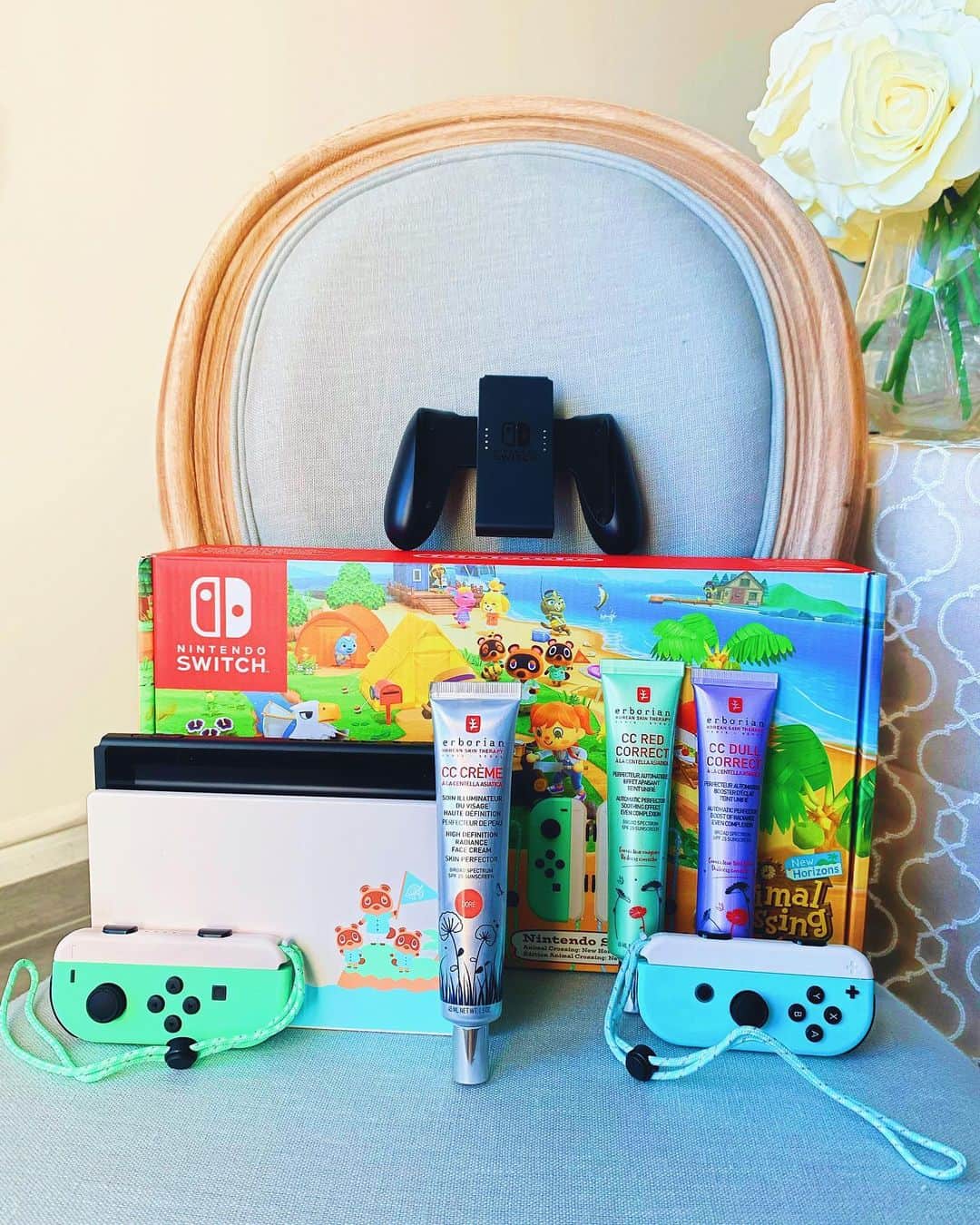 sananasのインスタグラム：「CONCOURS DE DINGUE 😍😱Mes alliés pendant cette période ? Une switch et une CC ou BB crème d’ @erborian et tout va mieux ! Ce post hyper coloré pour vous remercier de tout votre amour et de votre soutient ces dernières semaines. J’ai eu envie de vous le rendre et j’ai eu envie d’alimenter votre sourire avec ce concours 🥰Il contient un coffret switch collector Animal Crossing et tout son contenu bien sûr mais pas que ... 40 CC crème Erborian sont aussi à gagner OMG 😳 Ce qui fait 41 gagnants 🎊Je suis tellement contente ! Pour participer c’est très simple : .1- Être abonné au compte de @erborian (attention je vérifie c’est obligé pour participer) .2- Être abonné au compte de @nintendoswitchfr (idem je vérifie 🧐) .3-Être abonné à mon compte Instagram .4- Liker ce post (je vérifie tout !!! 😂) .5- Poster un commentaire avec la teinte de CC Crème que vous souhaitez : la CC Red correct, la CC Dull Correct ou la CC Crème (Clair, Doré ou Caramel). Vous avez jusqu’au 22 mai inclus pour participer !  Good luck 🍀  #Giveaway #Concours #Contest #JeuConcours」