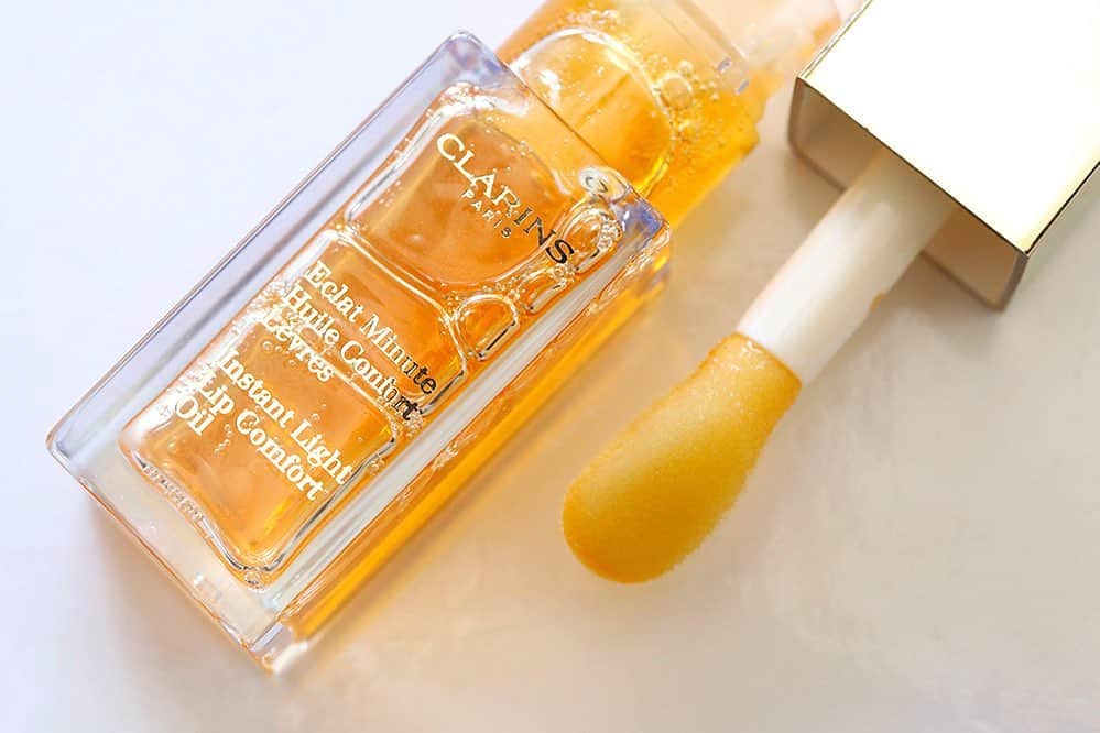 CLARINSさんのインスタグラム写真 - (CLARINSInstagram)「Honey honey 🍯 we can’t get enough of this Lip Comfort Oil in shade 01 Honey 🍯 which has lip-loving & #aromatic #jojoba #hazelnut #Oils to help plump and comfort, all while providing some lip hugging shine! 💛 share your favorite golden emoji if this is your favorite shade 💛🍯✨☀️🤩 #makeup #clarinsmakeup #honey (if someone knows the photographer please let us know!)」5月16日 2時30分 - clarinsusa