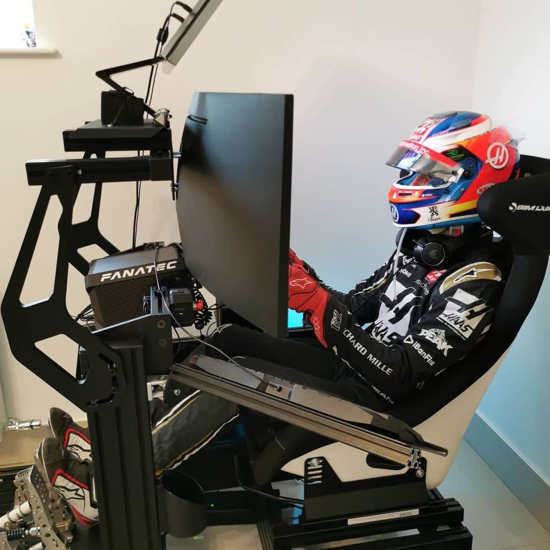 ロマン・グロージャンのインスタグラム：「Ready to race 💯🔥💪 @r8gesports #r8g #esports #simracing」