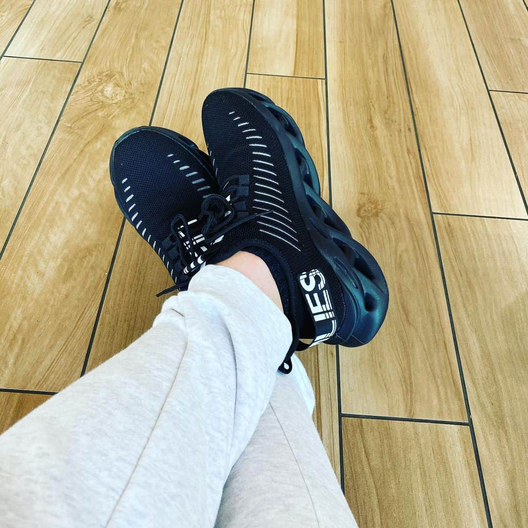 アレン・ジョーンズのインスタグラム：「The rovux shock are super comfortable shoes. Thanks @rovuxfootwear rovuxfootwear.com」