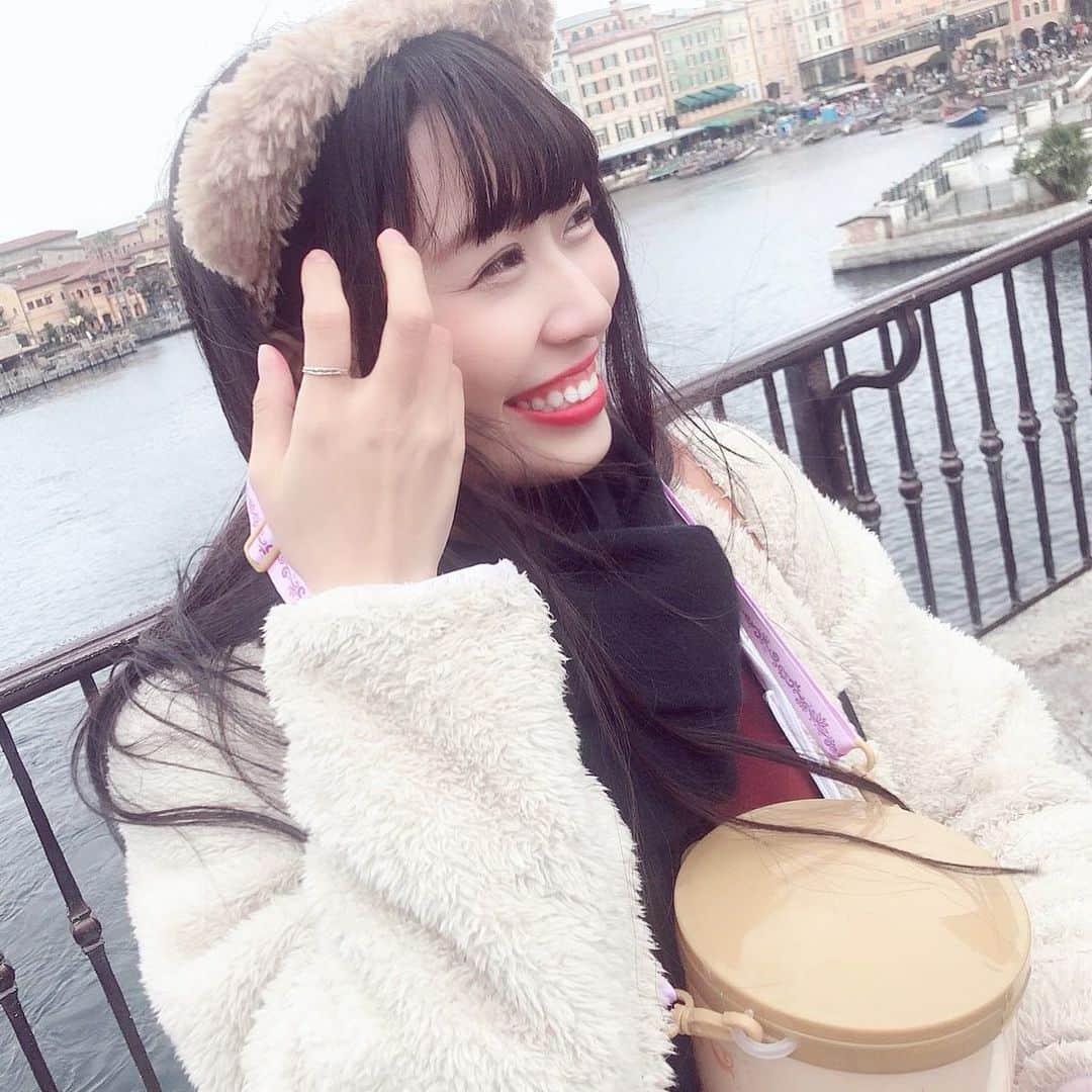 楠木まゆのインスタグラム：「3連投稿場所あてクイズ 正解は… ・ ・ ディズニーシーでした☺️ ・ 2個目の投稿でほとんどみんな正解だった！おみごと！ ・ 早く夢の国に行ける日が来ますように…🥺 ・ #disneysea #disney #夢の国 #早く終息しますように #早くディズニー行きたい #💗 #😌」