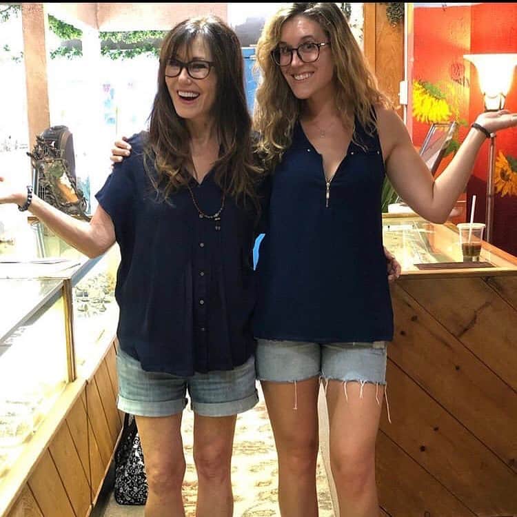 メアリー・マクドネルのインスタグラム：「#fbf we didn’t plan ! it’s just in the genes or jeans ..... whatever! it’s the way it is! LOVE and JOY @oliviajanemusic ps thank you @mariebertholdsen for reminding me of this!!!」