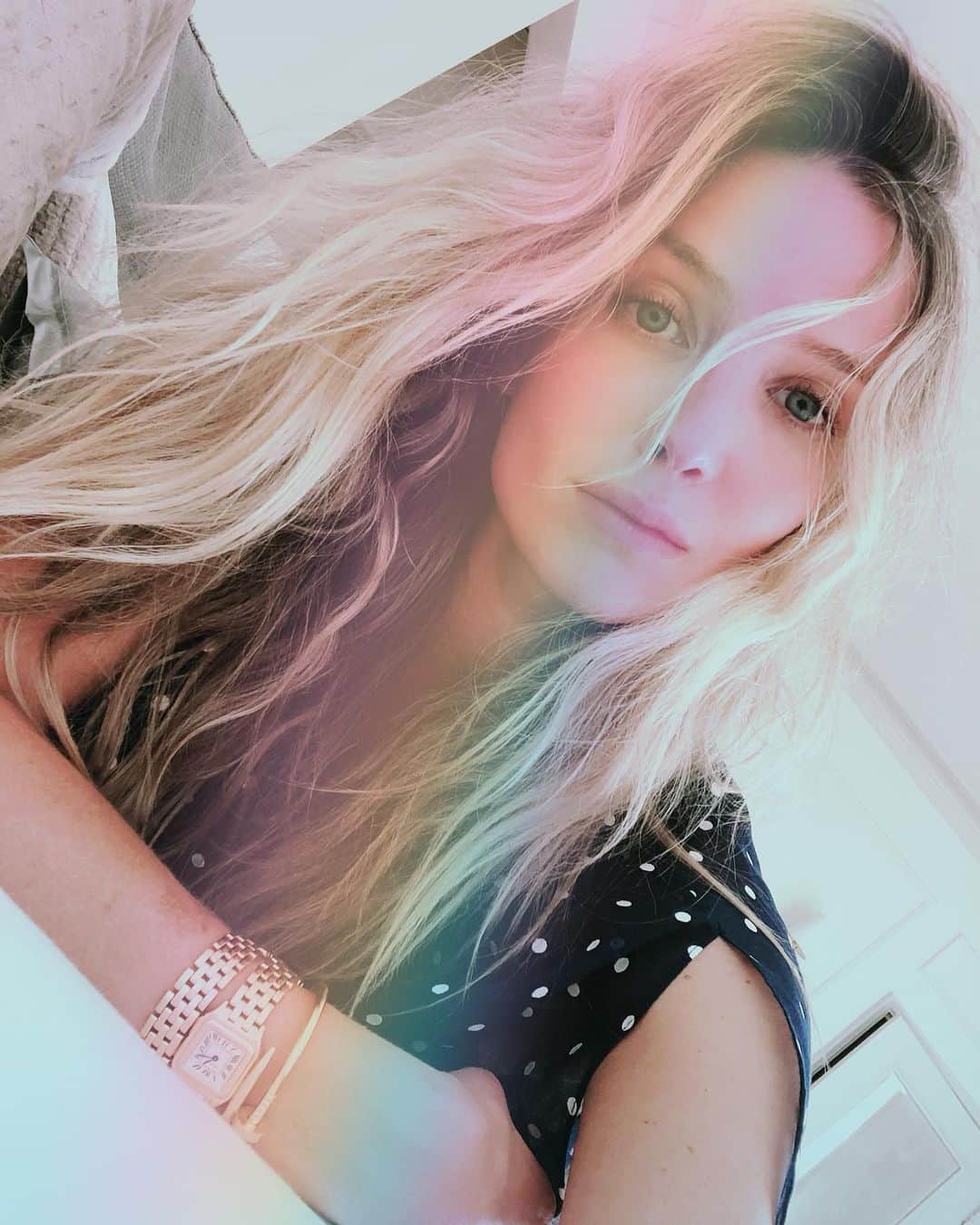 アナベル・ウォーリスのインスタグラム：「In support of the incredible doctors and nurses on the frontline #nhsheroes @cartier started the #cartierovertherainbow initiative to support them. Thank you @laurentfeniou and my @cartier family. 💋 #nhsheroes #nhs ❤️」