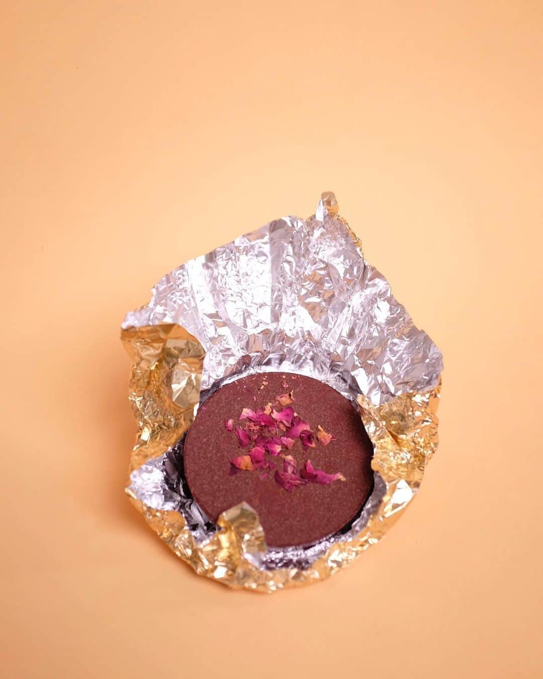 Amelia Zadroのインスタグラム：「Image from @thecacaoclub campaign I shot earlier this year -  If you haven’t tried ceremonial cacao yet and are wanting to get deeper into some sort of meditation or self/connection practice at the moment then I highly recommend giving it a try. I’ve been using it for years to support meditation and conscious movement ✨🤸🏻‍♂️✨ This ain’t a sponsored post but I have a discount code for @thecacaoclub : CACAOZADRO ❤️ enjoy ❤️」