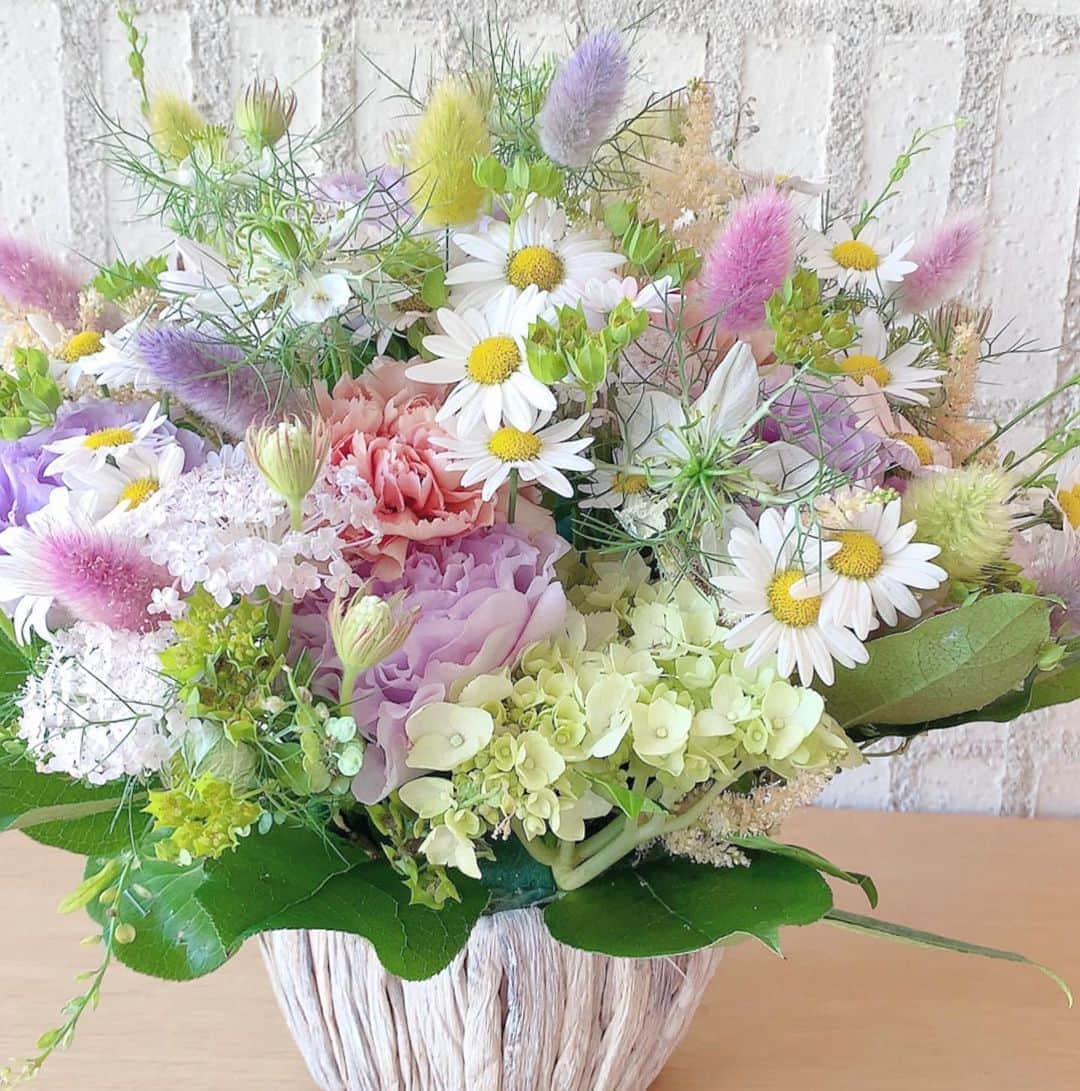 白渚すずさんのインスタグラム写真 - (白渚すずInstagram)「Thank you mom♡ I’m so glad that you are my mom！ With a lot of thanks and love... ・ flowers produce by @casablanca.okui ・ #mothersday #momday #moter #mom  #flowers #flowerarrangement #margaret  #母の日 #お花 #花 #アレンジメント #マーガレット #thankyoumom」5月15日 18時23分 - suzubell_44