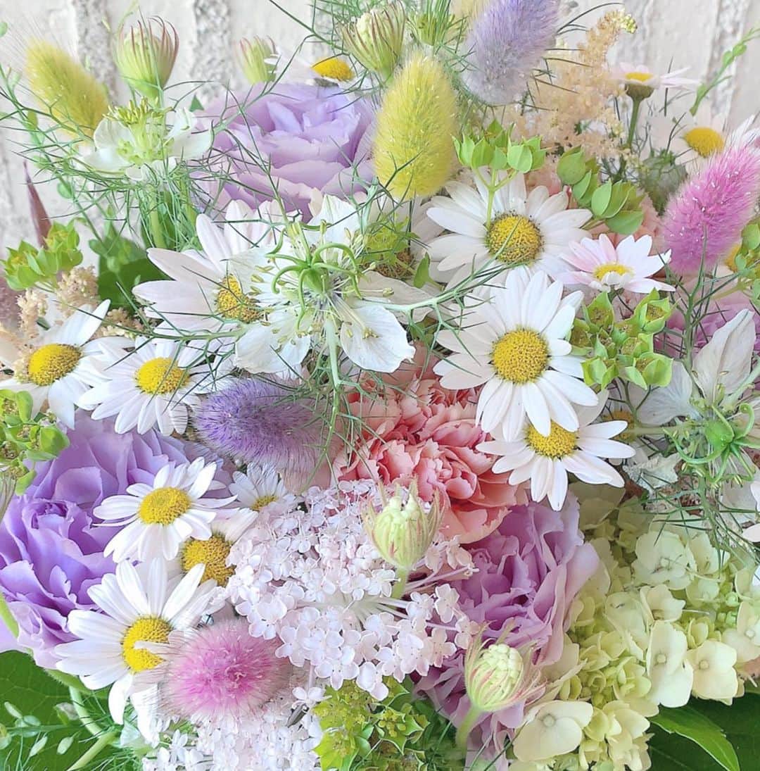 白渚すずのインスタグラム：「Thank you mom♡ I’m so glad that you are my mom！ With a lot of thanks and love... ・ flowers produce by @casablanca.okui ・ #mothersday #momday #moter #mom  #flowers #flowerarrangement #margaret  #母の日 #お花 #花 #アレンジメント #マーガレット #thankyoumom」
