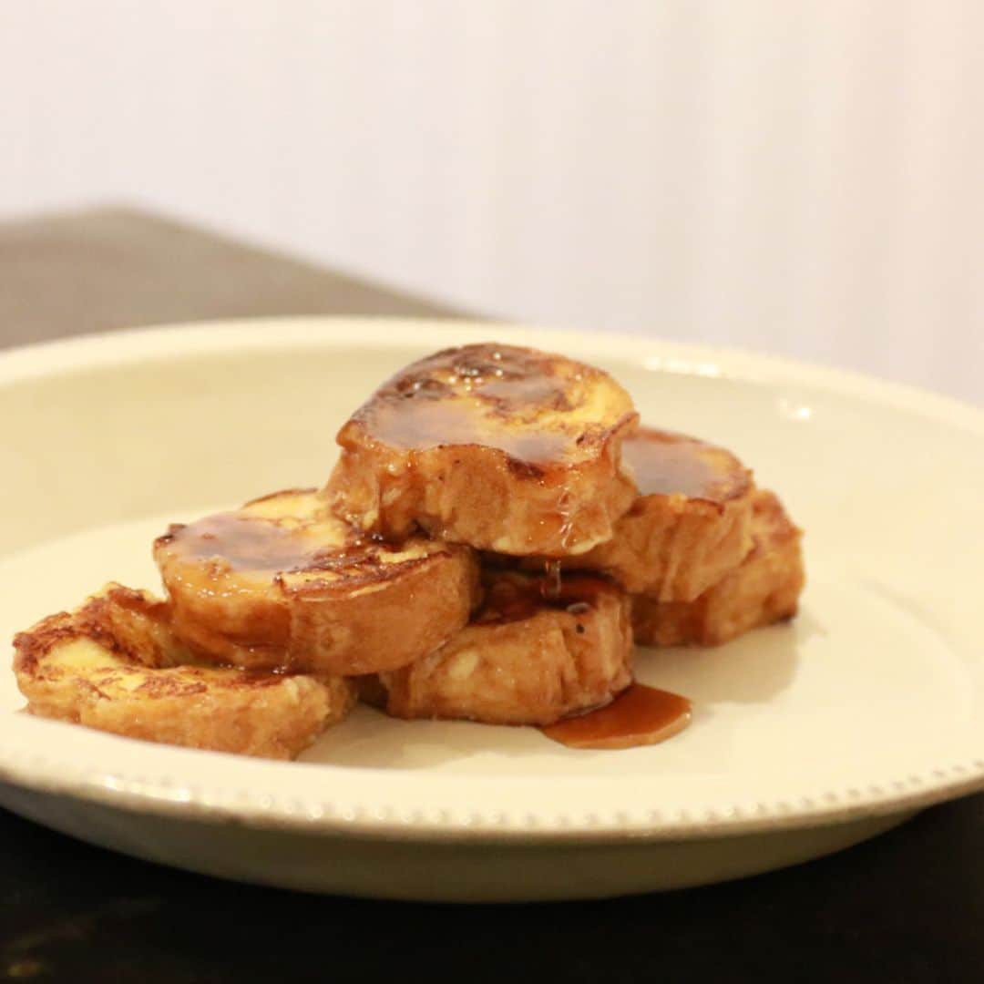 馬場裕之のインスタグラム：「麩レンチトースト🍞. .. YouTube【馬場ごはん】 簡単な作り方紹介してます✨ ▷ @hiro88 こちらからみて是非作ってみて下さい🤗 ーーーーーーーーーーーーーーーー..... 『材料』 油麩50g（車麩でも） 牛乳100cc 卵1個 砂糖大さじ1 バター10g はちみつお好みで（メープルシロップ、粉糖などお好きなものを） #おうち時間  #おうちごはん  #吉本自宅劇場  #馬場ごはん」