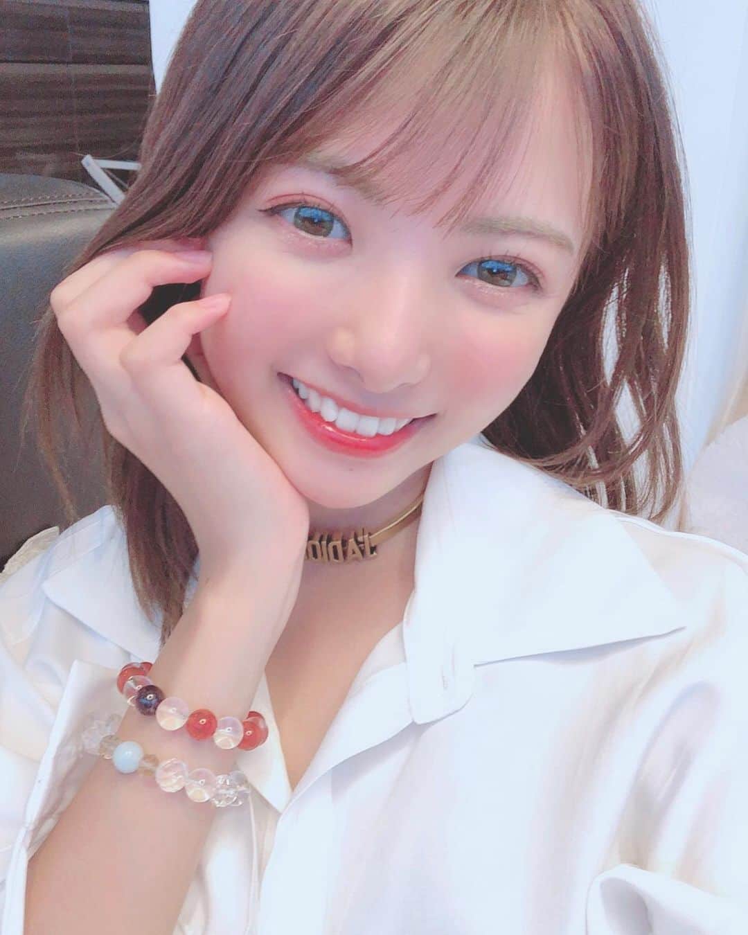 岡田栞奈のインスタグラム：「やっと髪の毛ストレートでも 大丈夫な長さに❣️ 早くロングになりたいな🥰❤️ #初夏コーデ #白シャツ #少し系統変わりつつある #ロングヘア #目指してる」