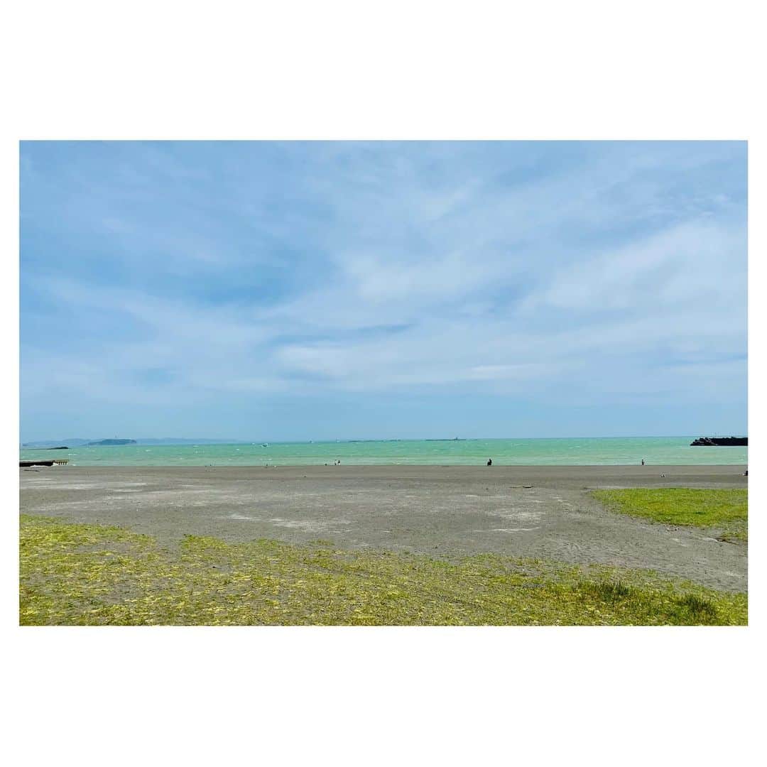 Caravanのインスタグラム：「2020.05.15  クリームソーダみたいな海の色。  明日は雨かな。  さて先日のスナック旅人でも  お知らせしましたが  中止になってしまった  5/30.31の東京2daysライブを  生配信で実現します。  デジタルチケット発売中です。  皆様、是非遊びに来てください。  https://caravan.zaiko.io/  良い週末を！」