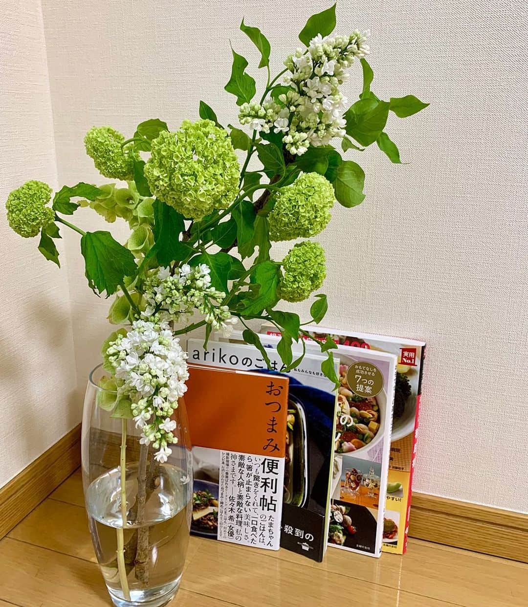 のインスタグラム：「🍳 @shibusa_wakana ちゃんから回ってきた、#料理本リレー ❣️ 料理は勉強中なので僭越ではありますが、紹介させていただきます🙋🏻‍♀️ ・ 詳細は２枚目📸 ①#おもてなしの基本とコツ ホームパーティーをする際の器の選び方や盛り付けの仕方が勉強になります。載っているレシピも入手が難しい食材は使わず美味しくオシャレな料理が多いのも◎🙆🏻‍♀️ ②#おいしい糖尿病レシピ　 糖尿病ではありませんが、カロリーの減らし方や食材の選び方を学んでいます。副菜決めに悩むとここから選ぶ日も多いです😊 ③#arikoのごはん  美味しい！簡単！オシャレ！な最高のレシピ本📚ホームパーティーの時にミニトマトのスイートマリネは「どうやって作るの？」と言われる率No. 1🍅 ④#おつまみ便利帖  おもてなし料理って家庭料理も面白くないけどオシャレ過ぎてもお皿の減りが遅いので、小洒落感が丁度良い一冊。代替食材が載っているのも有り難いです💮 ・ 他には母に教えてもらったレシピを再現したり、#白ごはんドットコム や#デリッシュキッチン などのサイトを参考にしたりすることが多いです。 ・ バトンを渡すのは @saya_tajima ちゃん🥳 プロ級の腕前のさやちゃん❤️会うたびにお料理について質問しているので、どんなレシピ本をご紹介されるのか楽しみ❤️❤️ 宜しくお願いします✨ ・ #料理 #料理本 #レシピ #レシピ本」