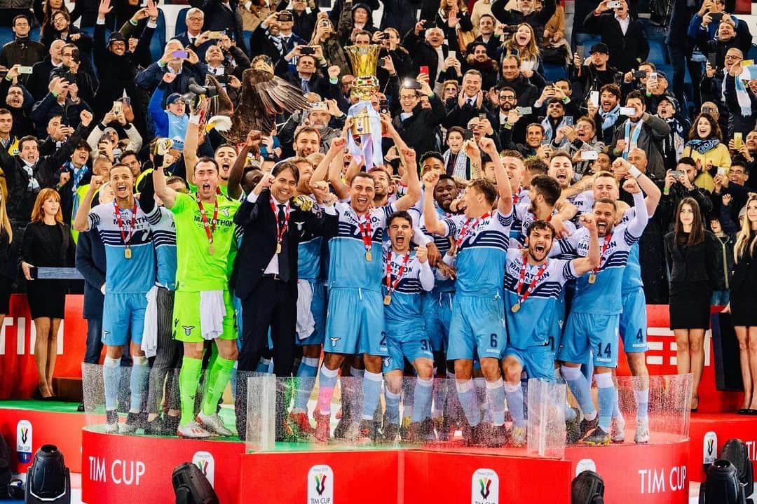 ロムロ・ソウザ・オレステス・カルデイラのインスタグラム：「15/05/2019 L’Aquila aggrappa un’altro trofeo e mette la prima squadra della capitale dove se lo merita: IN ALTO 🦅🏆 . #Romulo #Vic7ory #TimCup #CoppaItalia #Trofeo #Campioni #Lazio #ForzaLazio #CMonEagles」
