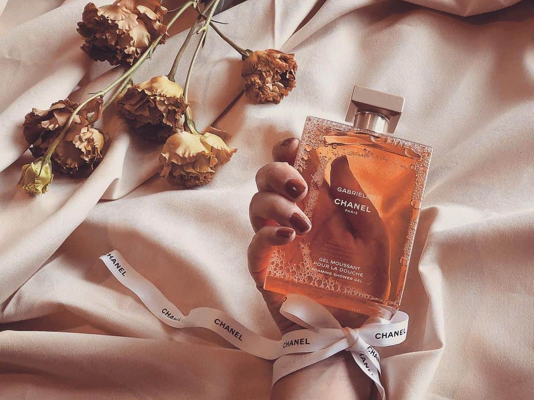 霧島れいかのインスタグラム：「CHANELのシャワージェル。 女性らしいとても好きな香り。 リラックスするには バスタイムの香りはとても大切。 今夜はまたバブルバスにしよう🛁 金曜だしちょっとお酒も飲んで 好きなことをして楽しもう♪  #chanel #gabriellechanel  #showergel #myfavorite  #relaxingtime #photobyme」