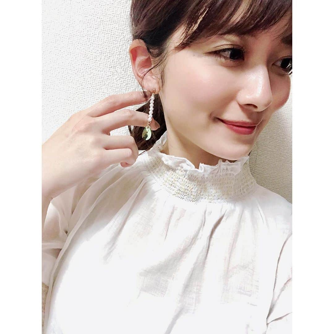 山本里菜さんのインスタグラム写真 - (山本里菜Instagram)「. またピアス作りました💚 . 今回は緑色のストーンをメインにデザインしました！ (写真だとあまりわからないですね...) . . 次はどんなの作ろうかなぁ〜🤔💎 . . #ピアス #アクセサリー #手作り #手作りピアス #緑 #ストーン #グリーン #accessory  #pierce  #イヤリング #パール #パールアクセサリー  #tbs #stayhome #お家時間」5月15日 18時26分 - rinayamamoto_0622