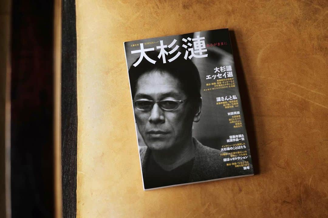 のインスタグラム：「‪文藝別冊『大杉漣 あるがままに』が、5月19日に発売されます。  本の中で写真と、自分の父への想いを書かせて頂きました。  また多くの方が、父への想いを書いて下さりました。笑福亭鶴瓶さん、松重豊さん、稲垣吾郎さん、斉藤和義さん、品川徹さん‬.... （他にも沢山の方々がいるのですが、表紙にお名前がある方々です）  何度も何度も読み返した。 そこには自分の知らない父がいた。そしてよく知っている父がいた。  どんな苦しい時代も父は決して諦めなかった。そしてそんな父の横にはいつも母がいた。  あまりに突然いなくなった父にきちんと伝えることができなかった「ありがとうございます」どう過ごしていくか。伝えていきたいと思います。  この本に関わって下さった方々に心から感謝をしたいと思います。 本当にありがとうございます。  #大杉隼平」