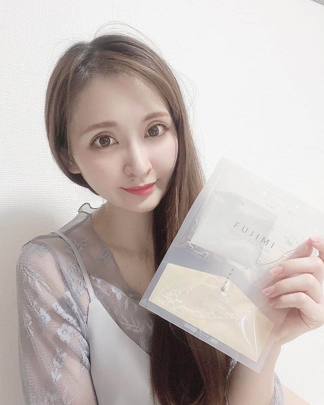 藤後 沙織 とうごさおりさんのインスタグラム写真 - (藤後 沙織 とうごさおりInstagram)「お気に入りすぎな @fujimi_official のフェイスマスク♥︎ お肌診断をしてから、自分のお肌に合うフェイスマスクをカスタマイズしてくれるよ。 一袋の中で、第一美容液・第二美容液と分かれていて、使う直前にまぜるので新鮮な美容液がお肌に届くみたい。 マスクの生地がすばらしくて、パックしてる間幸せな気持ちになるよ♥︎ 外すとほんとにぷるっぷる✨ 余った美容液とかは首とか腕とか脚に塗って堪能したよ。笑 ・ #fujimi#fujimibeautyfacemask#フジミ #フェイスマスク#フェイスマスクマニア#カスタマイズフェイスマスク#美肌#美容垢#おうち美容#PR」5月15日 18時29分 - saori_togo