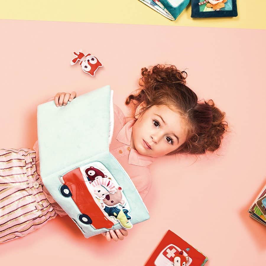 DADWAYさんのインスタグラム写真 - (DADWAYInstagram)「. ＼ はじめまして、コフレスタイルです ／ 「コフレ」は、フランス語で「宝箱」を意味します。  ときめきと自分らしさを大切にするママへおすすめしたい、とっておきのマタニティ雑貨やベビー用品。 思い出とともに「コフレスタイル」のアイテムは、やがて宝物となるでしょう。 _ バイヤーが厳選した商品を特集してお届けします！ ハイライトからチェックしてみてくださいね♪ _ ◆Kaloo◆ 1998年にフランスで誕生し、ベビーギフトとして長く愛されてきた「カルー」。やわらかな素材と、ぬいぐるみの愛くるしい表情が魅力。だれもが自分の「お気に入り」に出会えるようフランス語で宝箱を意味するCoﬀret（コフレ）に入っています。 _ ◆babylonia◆ ママとベビーをつなぐ音色の絆。伝統的なアクセサリーをマタニティ向けにモダンにしつらえたジュエリー“ボラ”。その繊細でやさしい鈴の音色でマタニティライフにリラックスを。ベビーシャワーのギフトとしてもおすすめです。 _ ◆SAUTHON◆ 赤ちゃんのためのインテリアブランド「ソトン」。 インハウスのデザイナー達によって丁寧に創り出された 、流行に左右されないデザインはどんなシーンにも心地よく溶けこみ、やさしくベビールームを彩ります。 _ ◆DOUDOU ET compagnie◆ フランスでは赤ちゃんにドゥードゥー（やわらかい小さな布）をプレゼントする風習があります。「ドゥードゥー・エ・コンパニー」は、フランスの親子に受け継がれてきたその小さな布とぬいぐるみを一緒にしたdoudouを生み出し、世界中に届けています。 _ ◆Lilliputiens◆ ベルギー生まれの「リリピュション」は「遊びながら自然と多くのことを感じてほしい、学んでほしい」という現役ママの願いがこめられています。キャラクターたちに込められた物語に、子どもたちは遊びの世界を広げます。  _ #dadway  #ダッドウェイ #kaloo #カルー #sauthon #sauthon_family #ソトン #babylonia #ベビーロニア #ボラ  #doudouetcompagnie #doudou #ドゥードゥーエコンパニー #ドゥードゥー #ドゥドゥ #lilliputiens #リリピュション #リリピ #ベビーギフト #出産祝い #出産ギフト #出産準備 #おうち遊び  #お誕生日プレゼント #ぬいぐるみ #お人形  #ドール #おうち時間 #コフレスタイル #coffretstyle」5月15日 18時30分 - dadway