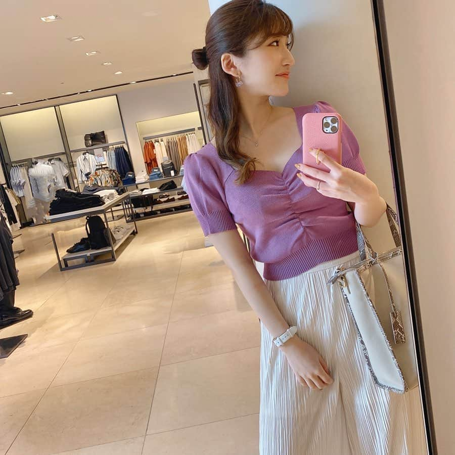 宅島紗彩さんのインスタグラム写真 - (宅島紗彩Instagram)「﻿ ﻿ 大好きな紫色のトップスお気に入り💜💛﻿ ﻿ ﻿ ﻿ ちょっと前のだからこの上にジャケット羽織ってたけどもう少ししたら1枚で着れるかな🥰﻿ ﻿ ﻿ ﻿ @aimable_i_sm  #aimable_i_sm #spring #wear #purple #purplefashion #fashion #lilybrown #過去pic #春服 #春服コーデ #おうち時間 #リリーブラウン #🦄 #💜 #💎 #✨」5月15日 18時41分 - saaya__822