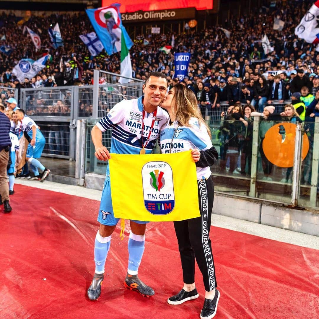 ロムロ・ソウザ・オレステス・カルデイラのインスタグラム：「15/05/2019 Vola, L’Aquila che vola...Lazio, non sarai mai sola 🦅🏆 . #Romulo #Vic7ory #TimCup #CoppaItalia #Trofeo #Campioni #Lazio #ForzaLazio #CMonEagles #Aquila」