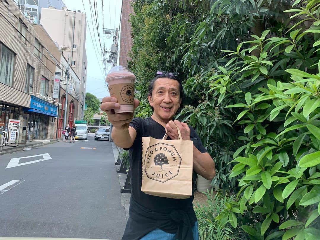 Ken Harakumaのインスタグラム：「久しぶりの表参道！ 嬉しい事に超お気に入りのターメリックプロテイン入りストロベリーバナナスムージーのお店 @ficoandpomumがテイクアウトオンリーで営業中！ 表参道お立ち寄りの方は是非お試しください！ @international_yoga_center  #表参道  #ヨガ  #スムージー  #インターナショナルヨガセンター」