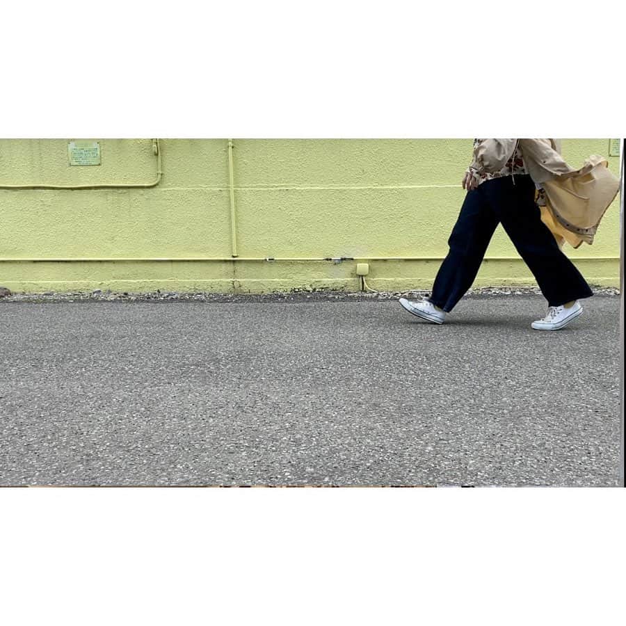浅井未歩さんのインスタグラム写真 - (浅井未歩Instagram)「【cover】昔から大好きな楽曲！安室奈美恵さんのBaby don't cryをアコースティックバージョンでcoverさせていただきました！﻿ ﻿ 引っ越す前に、思い出に、近所の散歩ルートで撮影！﻿ ﻿ すべてiPhoneでの自撮り、1人撮影、1人編集。﻿ ﻿ たまに犬の散歩してるおばさんにみられたりしてすっごく恥ずかしかったけど笑笑笑😂😂﻿ ﻿ このカバー動画を通して少しでも楽しい気持ちになってもらえたらという気持ちで作りました！﻿ ﻿ 藤田勇斗くん　@yuto_gt1013 ﻿ の疾走感あるギターが本当にかっこいい😎✨﻿ ﻿ コーラス重ねるのもすっごく楽しかった！﻿ ﻿ 初心者なりにめちゃがんばったからぜひ最後まで聴いて😂😂﻿ ﻿ ちなみにファーファは昔から仲のいいわたしの相棒🧸🧡笑﻿ ﻿ @mihomihooo トップURLからYouTubeに飛べます🙆‍♀️﻿ ﻿ ﻿ #安室奈美恵﻿ #Babydon'tcry﻿ #歌ってみた﻿ #acoustic﻿ #cover﻿ #YouTube﻿ ﻿ ﻿」5月15日 18時37分 - asaimiho____24