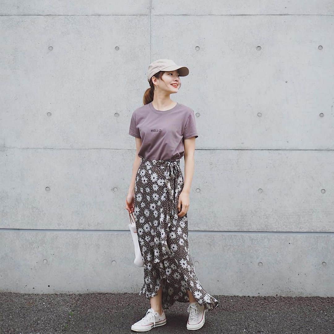 猪鼻ちひろのインスタグラム：「🤎🤎🤎 東京は連日の半袖日和で、 夏は何着るの問題が発生していますね。 (わたしだけはないはず) 展示会で可愛いなぁ〜とおもっていた @litral_official のスカート(オリジナルの花柄♡)に @upperhights のTシャツ。 茶色と茶色の組み合わせは 肌見せバランスを考えたら、夏もいいなぁって気づき。 キャミソールとかタンクトップとかとも合わせたいな🧸🤎 #ちひろのお洋服 #150センチコーデ #低身長コーデ #おちびの輪 #おちびコーデ #LITRAL#リトラル#intheknowgl」