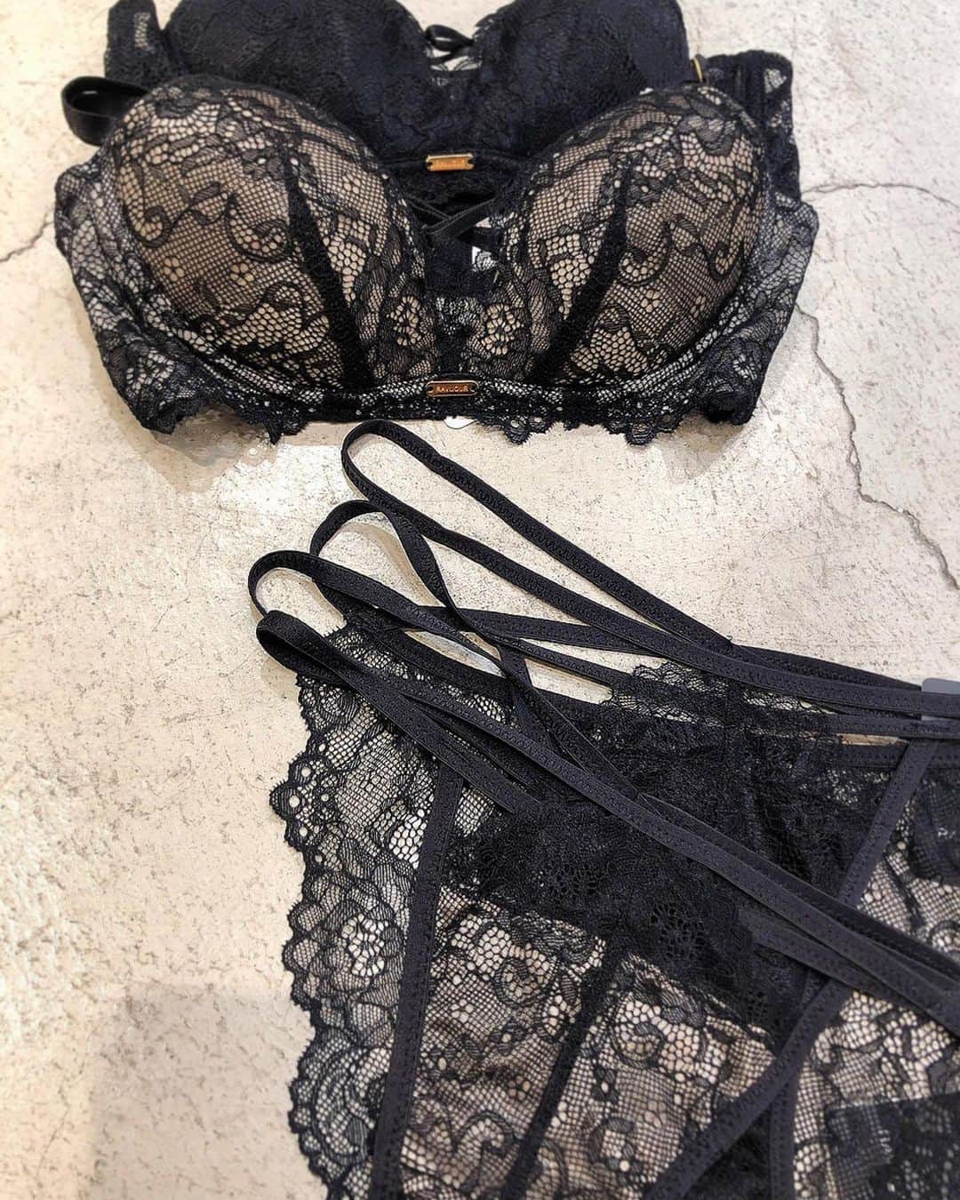 Ravijour札幌4丁目プラザ店のインスタグラム：「#onsale  最強谷間ランジェリー #ファインレースパワーメイク単品ブラ  のご紹介となります🌹✨ 詳しくはblogへ✈  #ラヴィジュール  #ravijourstaff  #ravijour_official  #ravijoursapporo」