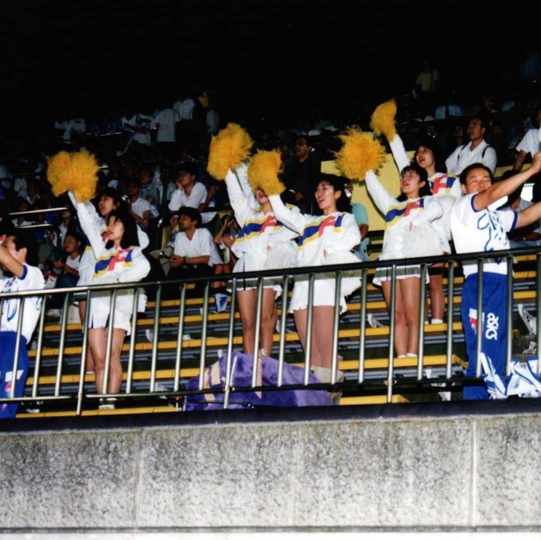 湘南ベルマーレさんのインスタグラム写真 - (湘南ベルマーレInstagram)「今日5月15日は「Jリーグの日」⚽️👏👏 ・ 1993年のJリーグ開幕から27周年を迎えました✨ あのワクワクした国立競技場でのJリーグ開幕。毎年毎年、Jリーグではたくさんのドラマが生まれていますね😊 ・ ベルマーレは1993年のJリーグ開幕から1年遅れで参入。1993年はチーム名がベルマーレ平塚に改称され、ジャパンフトボールリーグ1部で優勝を果たしました。 アウェイで行われた磐田との対戦に勝利し、優勝が決まると平塚駅の改札は電車で帰ってきたチームの出迎えで大変な騒ぎだったとか。 そのまま選手たちは商店街へ誘導され、支えてくださった皆さんと昇格祝いをしたそうです。 写真はその時の様子です。（なんだかすごい🤣） ・ あれから27年、ベルマーレはチーム名をさらに湘南ベルマーレに改称し、ホームタウンを拡大し、J1とJ2と行ったり来たりし… 苦しいこともたくさんあったけれど、それ以上に大きな喜びを経験し、感動を共有し、ホームタウンの皆さんと泣き笑いしながら共に歩んでいます。 ・ 日本にJリーグがあってよかった。 そして、湘南にベルマーレがあってよかったと皆さんに感じていただけるように、これからも頑張っていきます💚💙 ・ Jリーグのある生活を、共に楽しみましょう⚽️ ・ #湘南 #ベルマーレ #湘南ベルマーレ #bellmare  #たのしめてるか #PROGRESSION #前進 #こんなときこそたのしめてるか #Jリーグ #Jリーグの日 #happybirthday」5月15日 18時44分 - shonan_bellmare